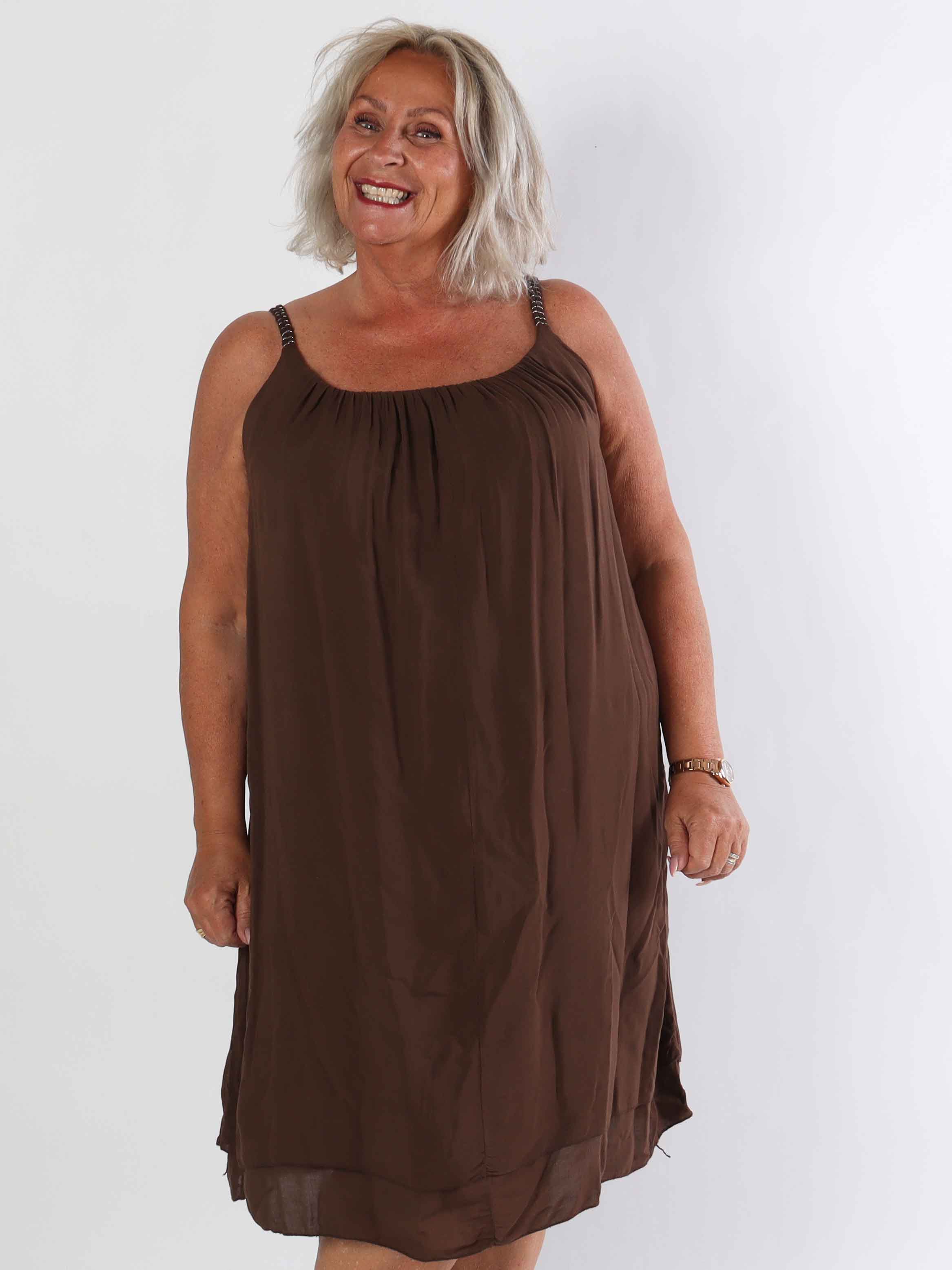 Chalkis - Plus size klänning i mjuk viskos med flätade axelremmar