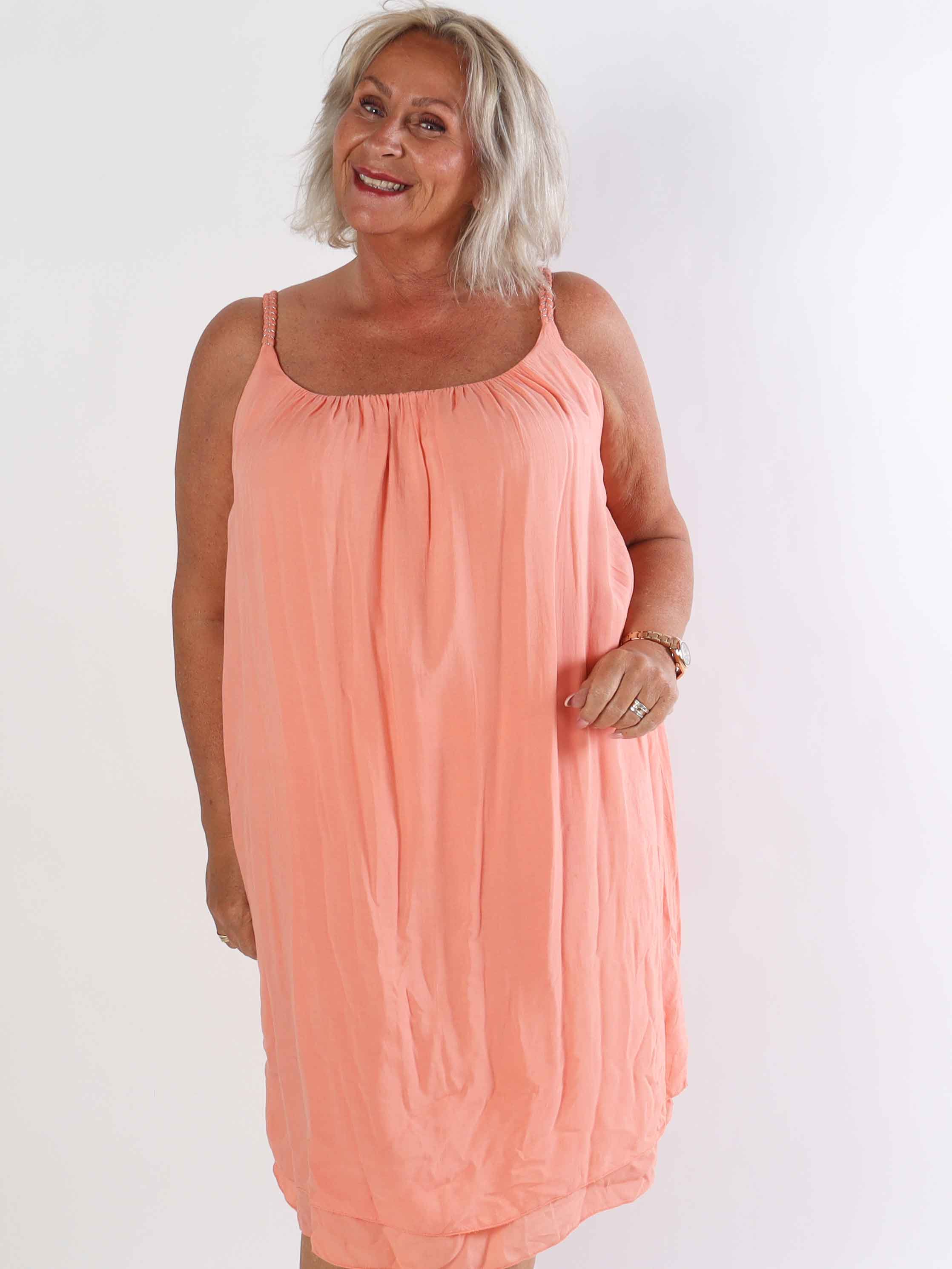 Chalkis - Plus size klänning i mjuk viskos med flätade axelremmar