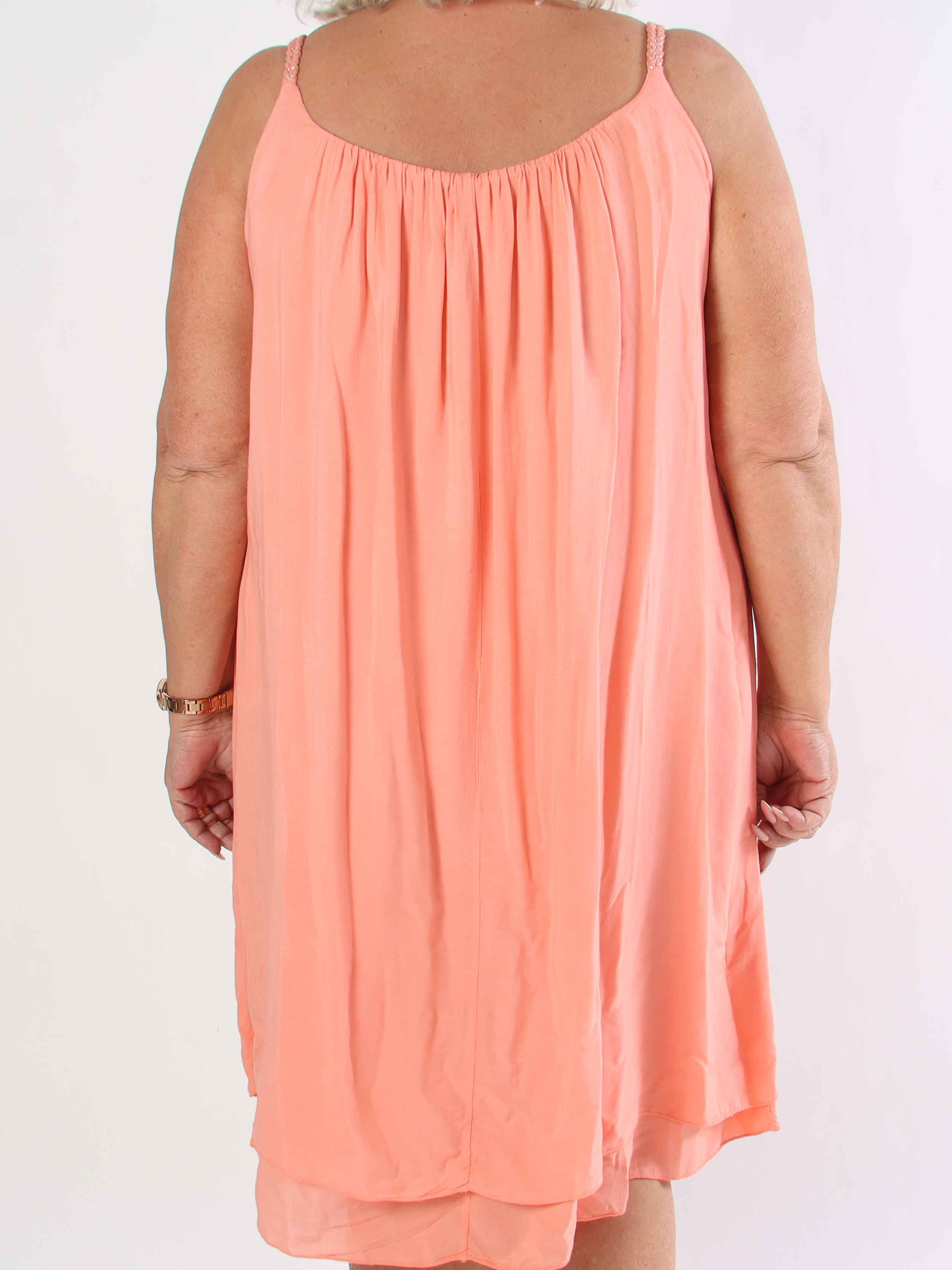 Chalkis - Plus size klänning i mjuk viskos med flätade axelremmar