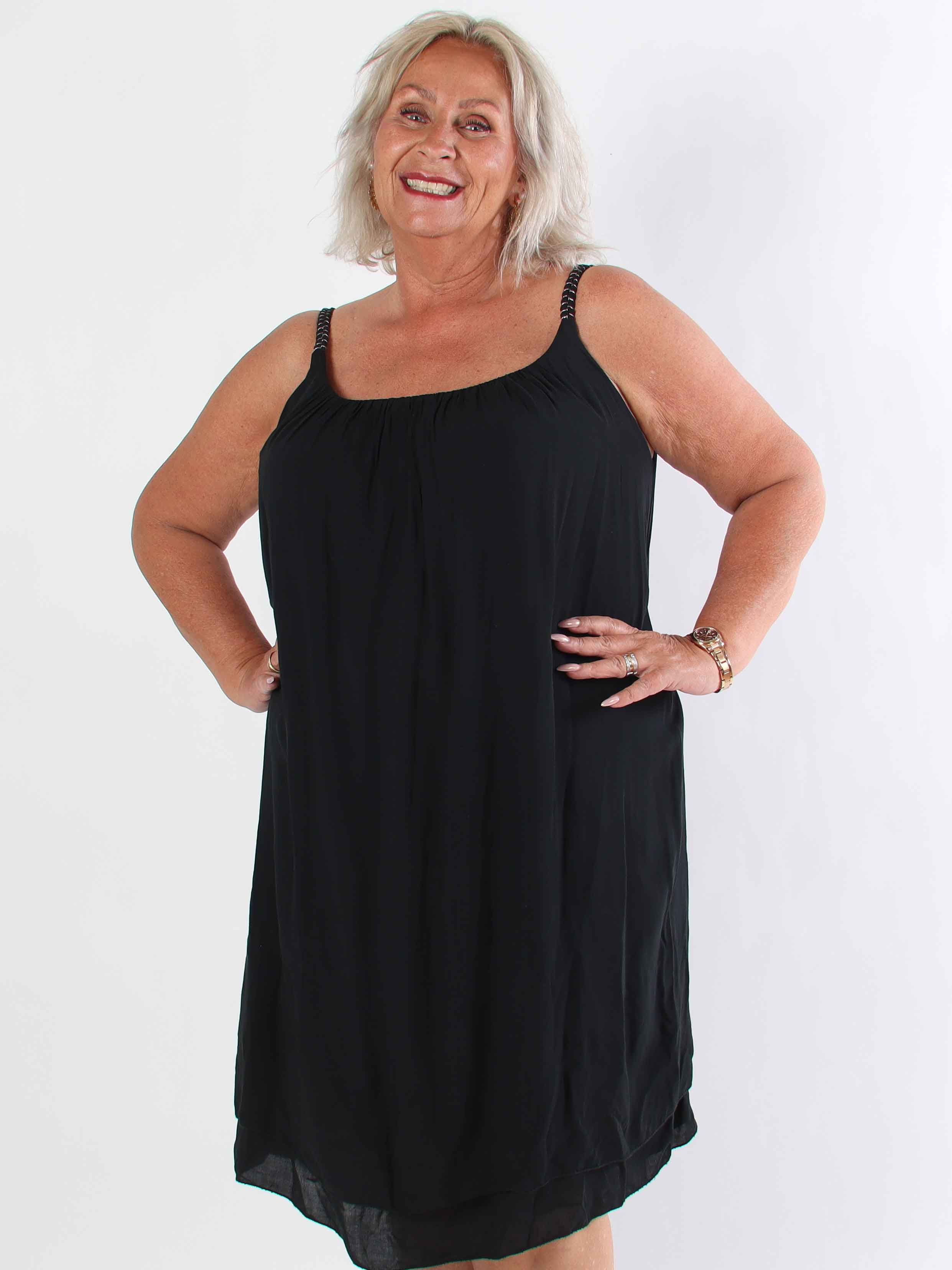 Chalkis - Plus size klänning i mjuk viskos med flätade axelremmar