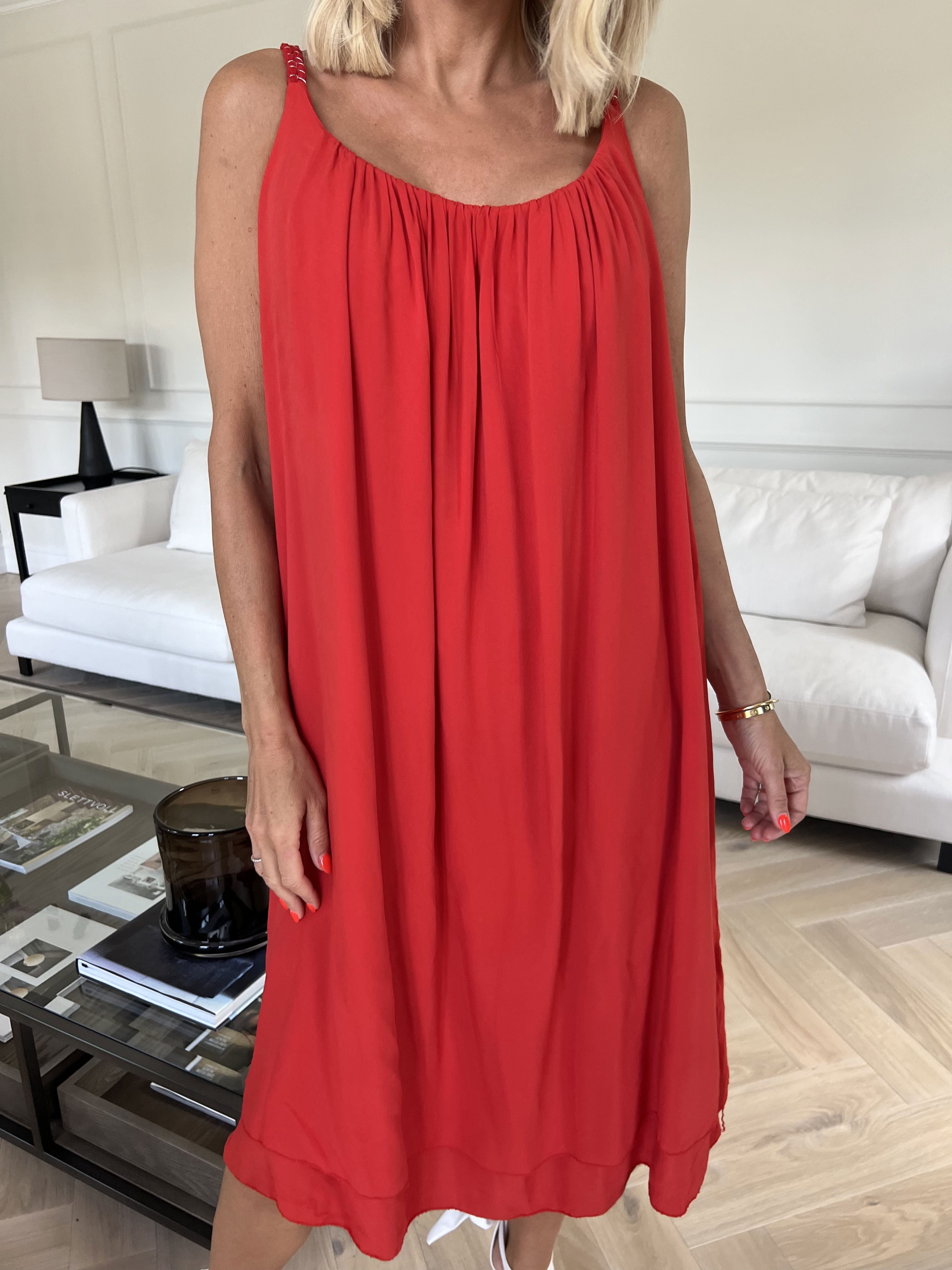 Chalkis - Klänning i mjuk viskos med flätade axelremmar