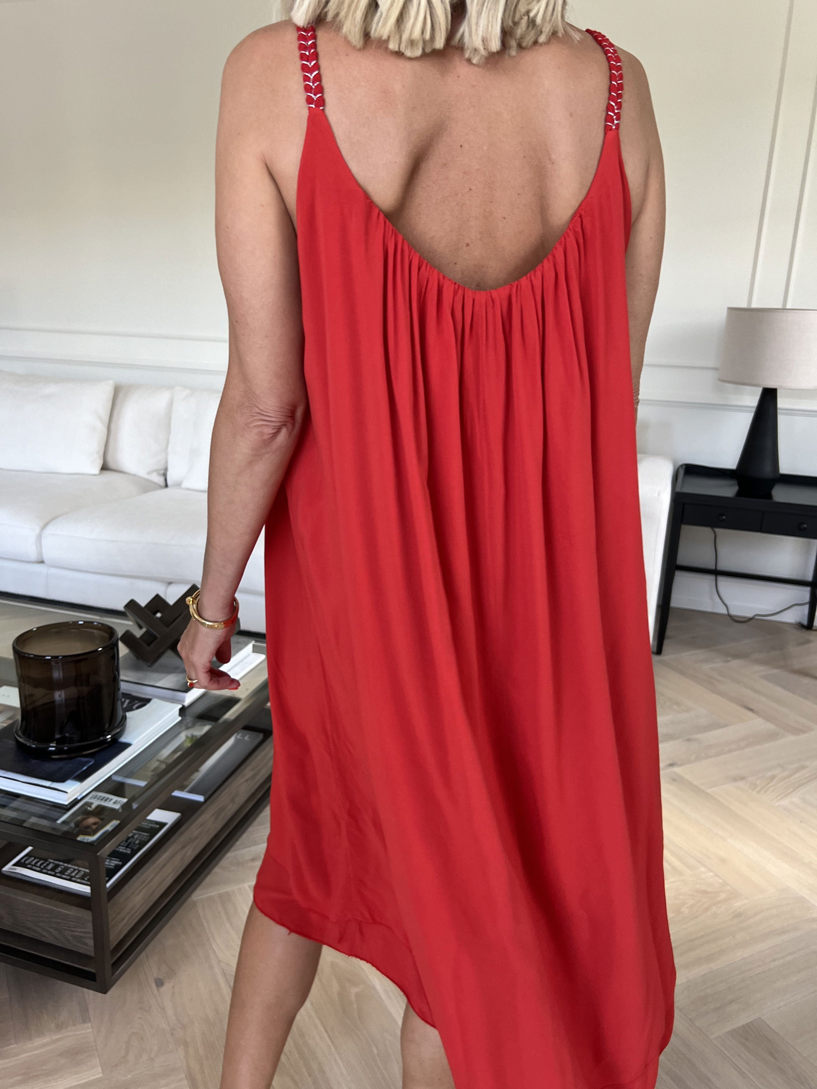 Chalkis - Klänning i mjuk viskos med flätade axelremmar