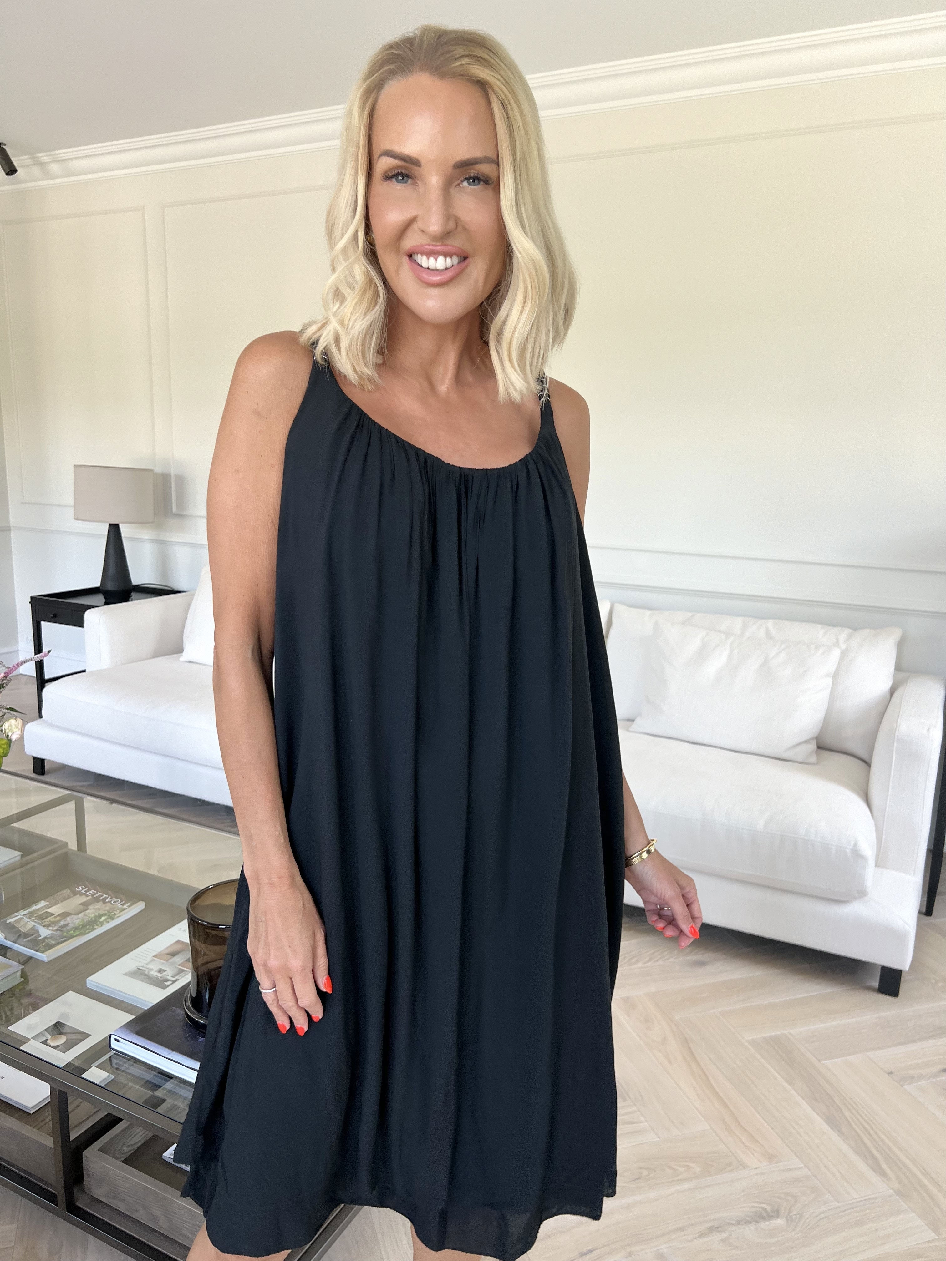 Chalkis - Klänning i mjuk viskos med flätade axelremmar