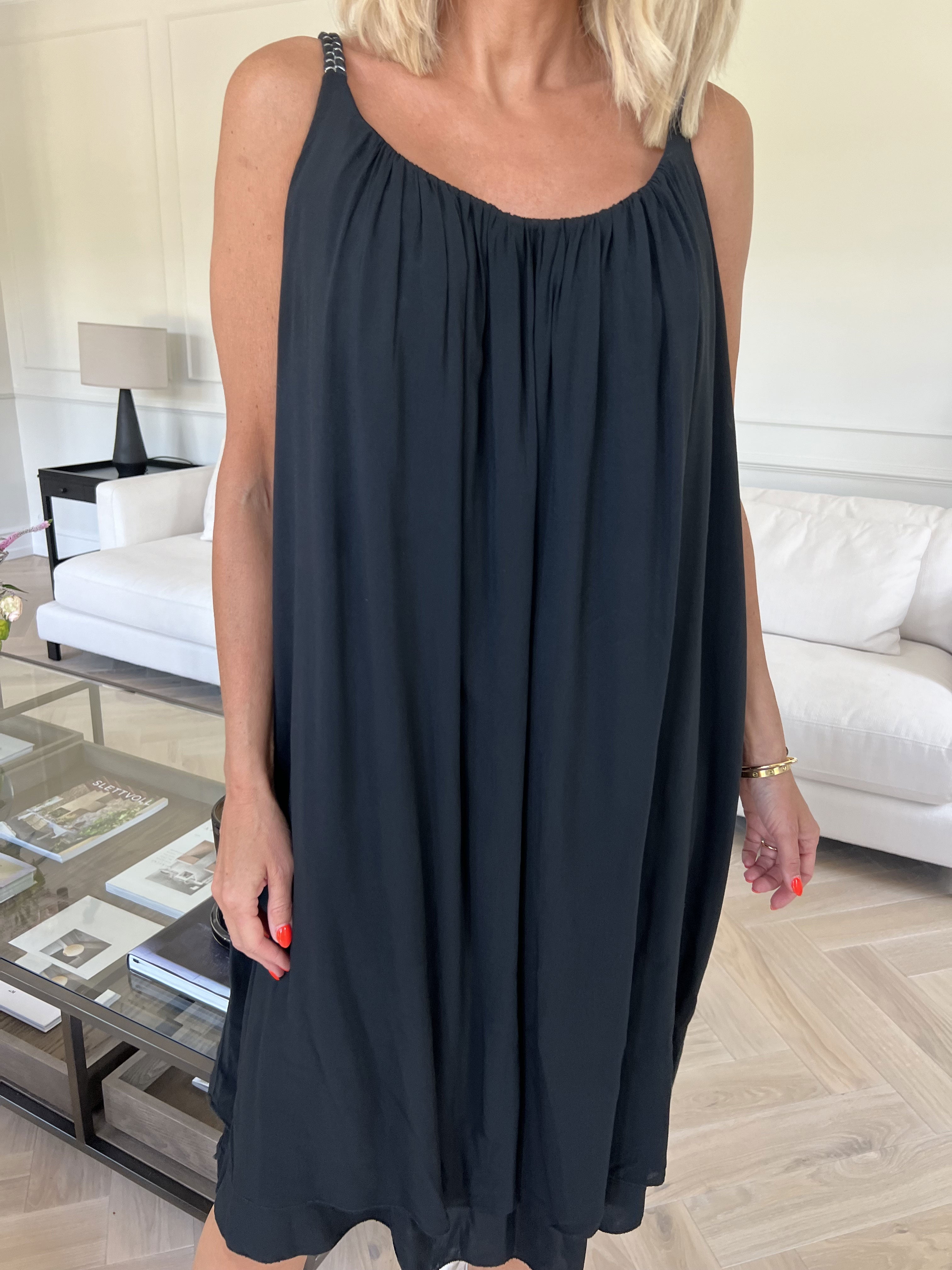 Chalkis - Klänning i mjuk viskos med flätade axelremmar