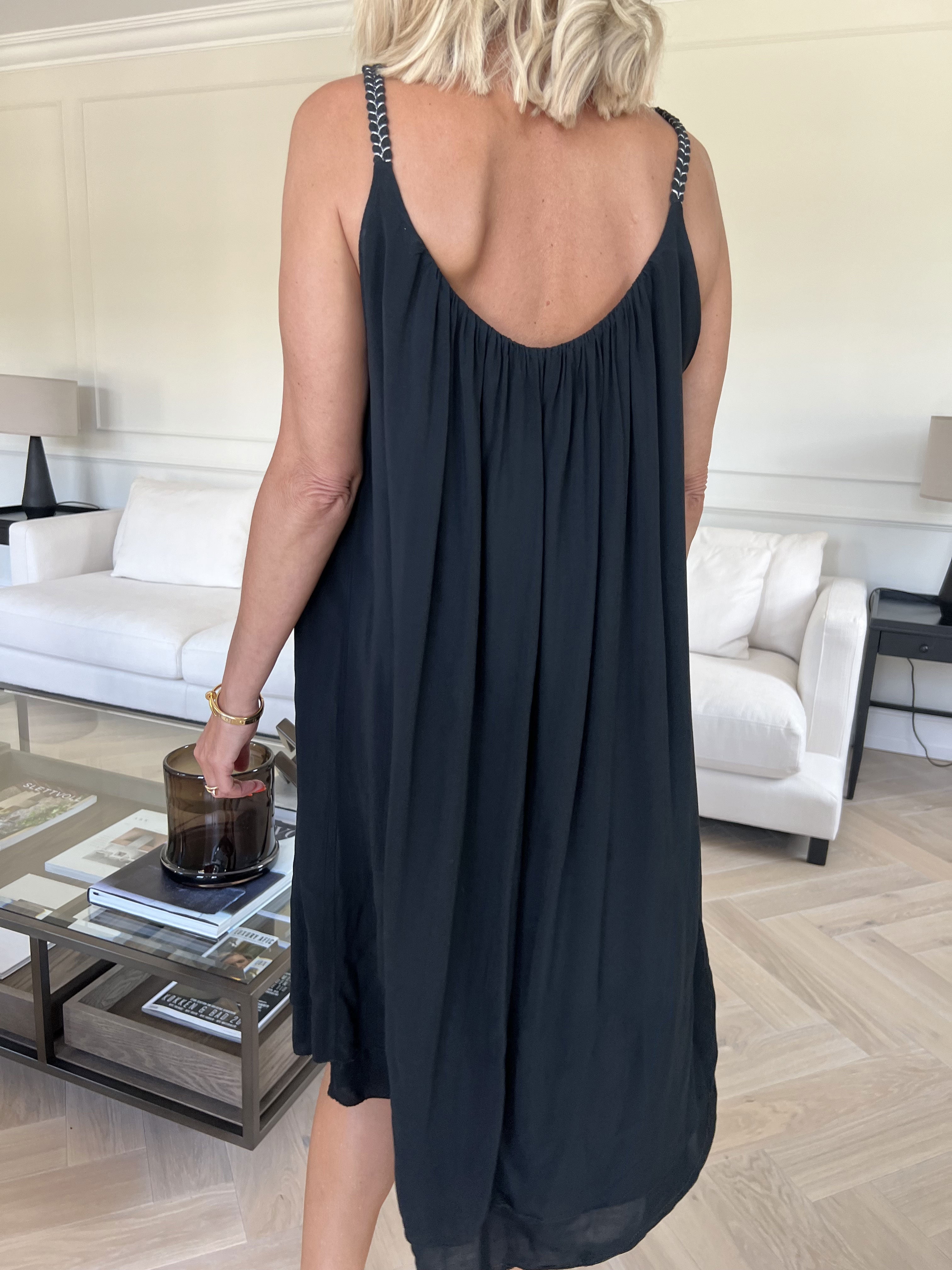 Chalkis - Klänning i mjuk viskos med flätade axelremmar