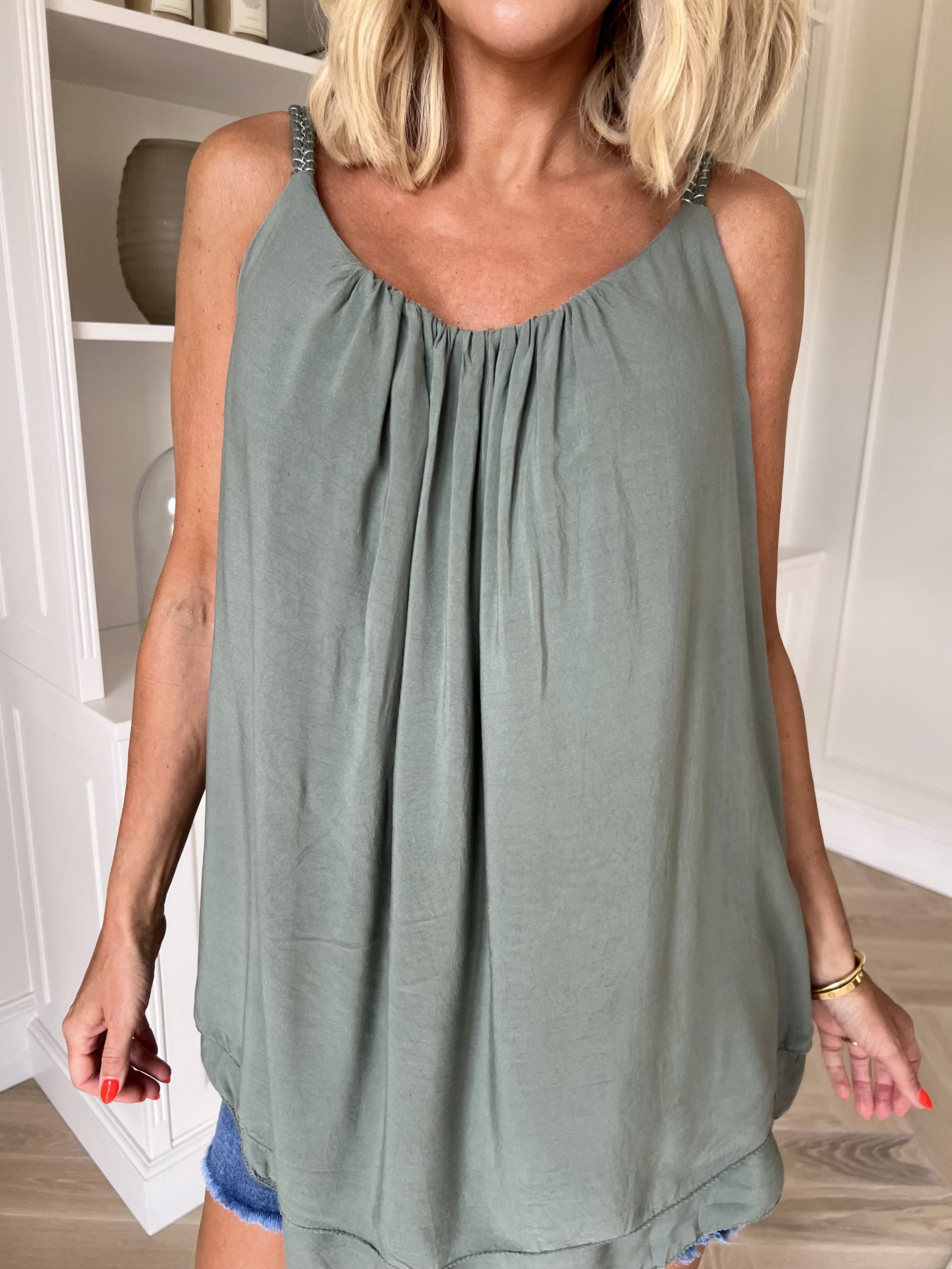 Chalkis Top - Topp i mjuk viskos med flätade axelband