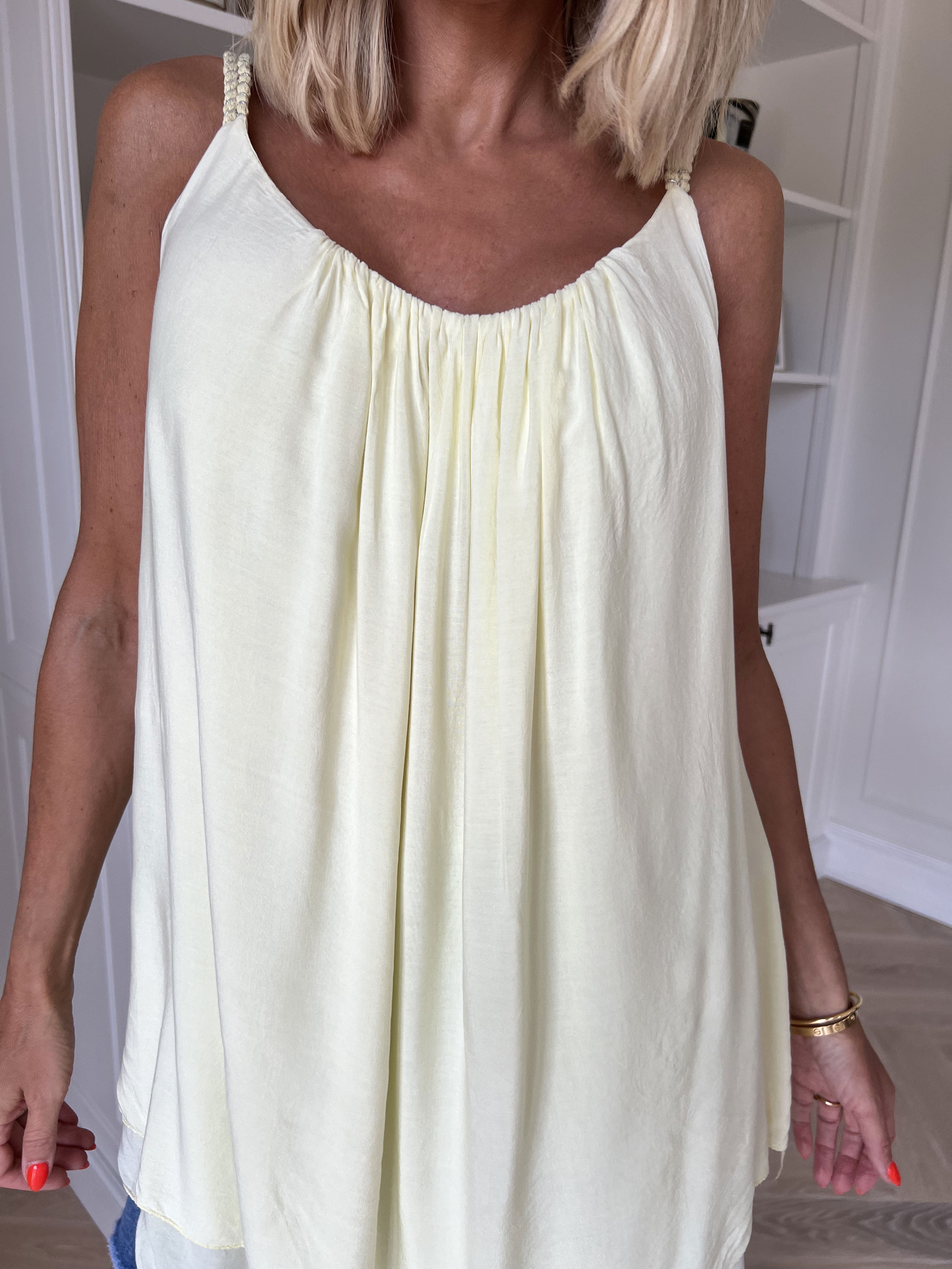 Chalkis Top - Topp i mjuk viskos med flätade axelband