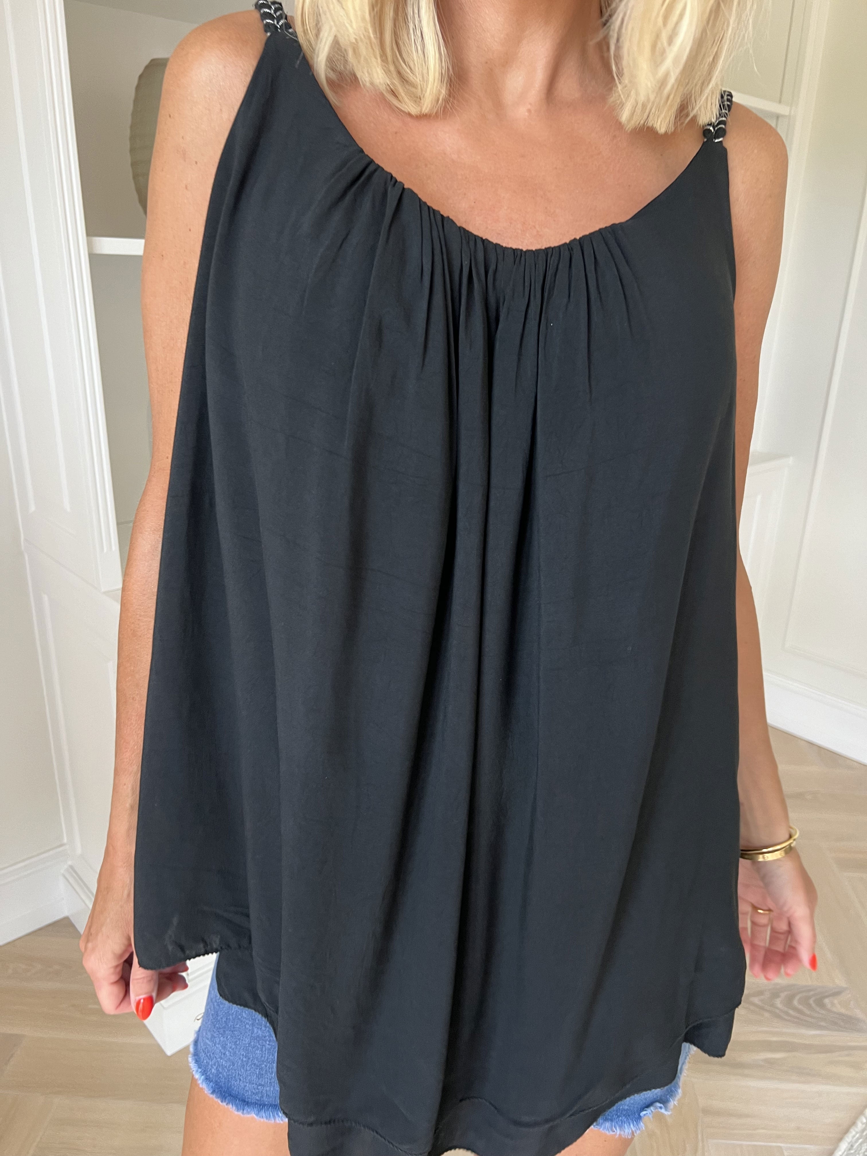 Chalkis Top - Topp i mjuk viskos med flätade axelband