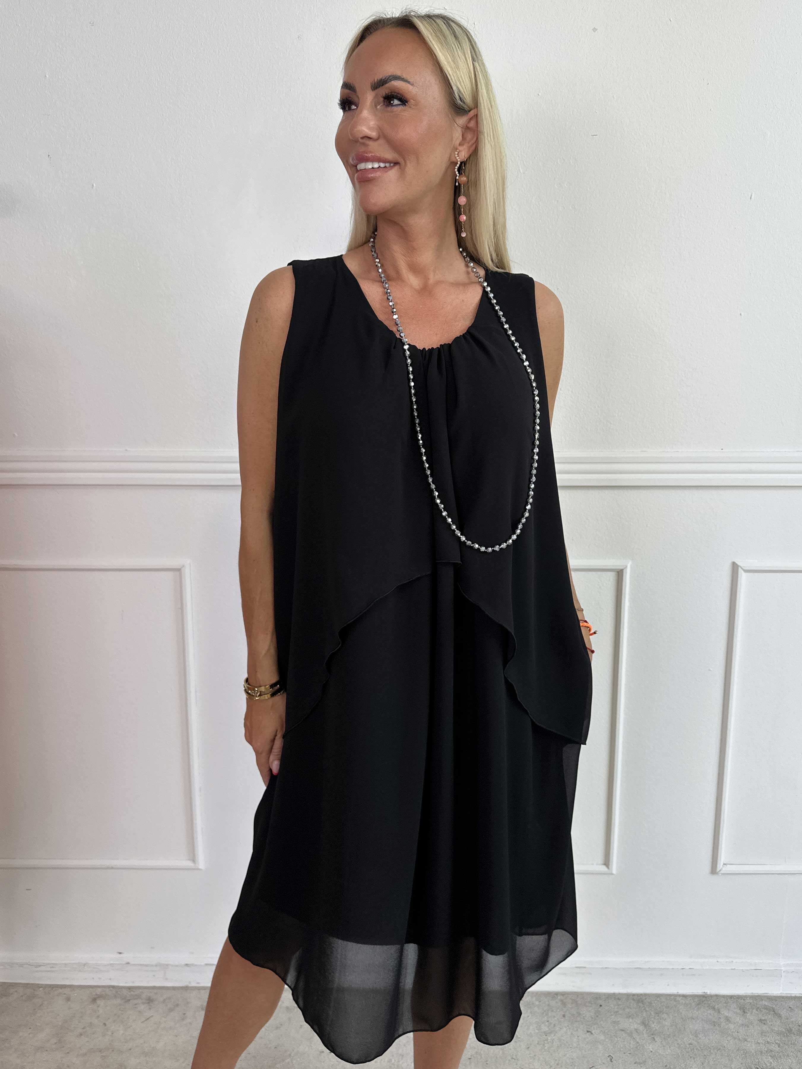 Chanelli - Sød kjole med chiffon flæselag