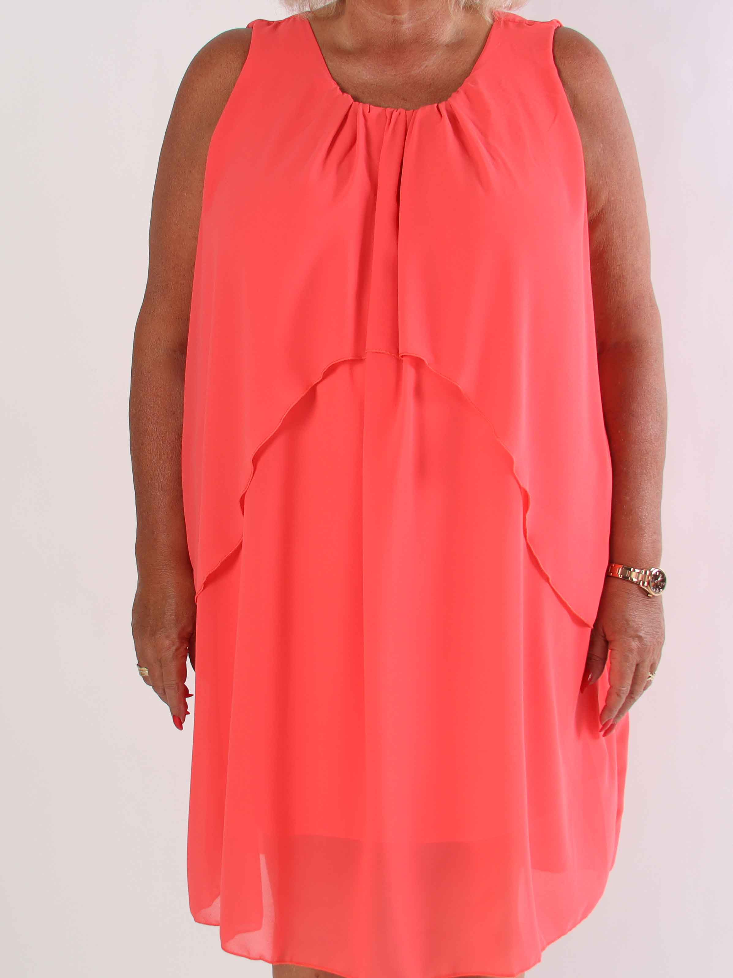 Chanelli - Sød plus size kjole med chiffon flæselag