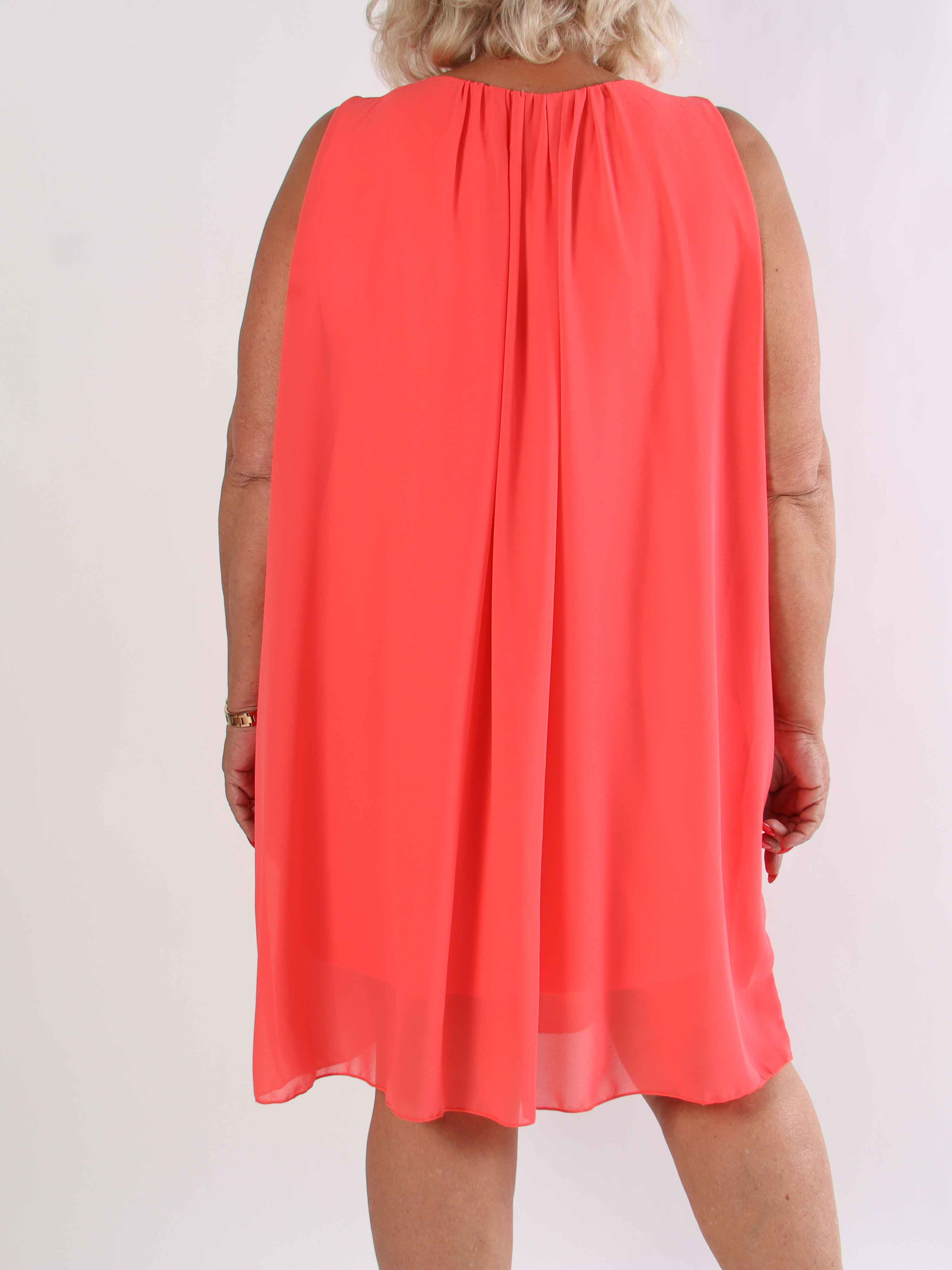 Chanelli - Sød plus size kjole med chiffon flæselag