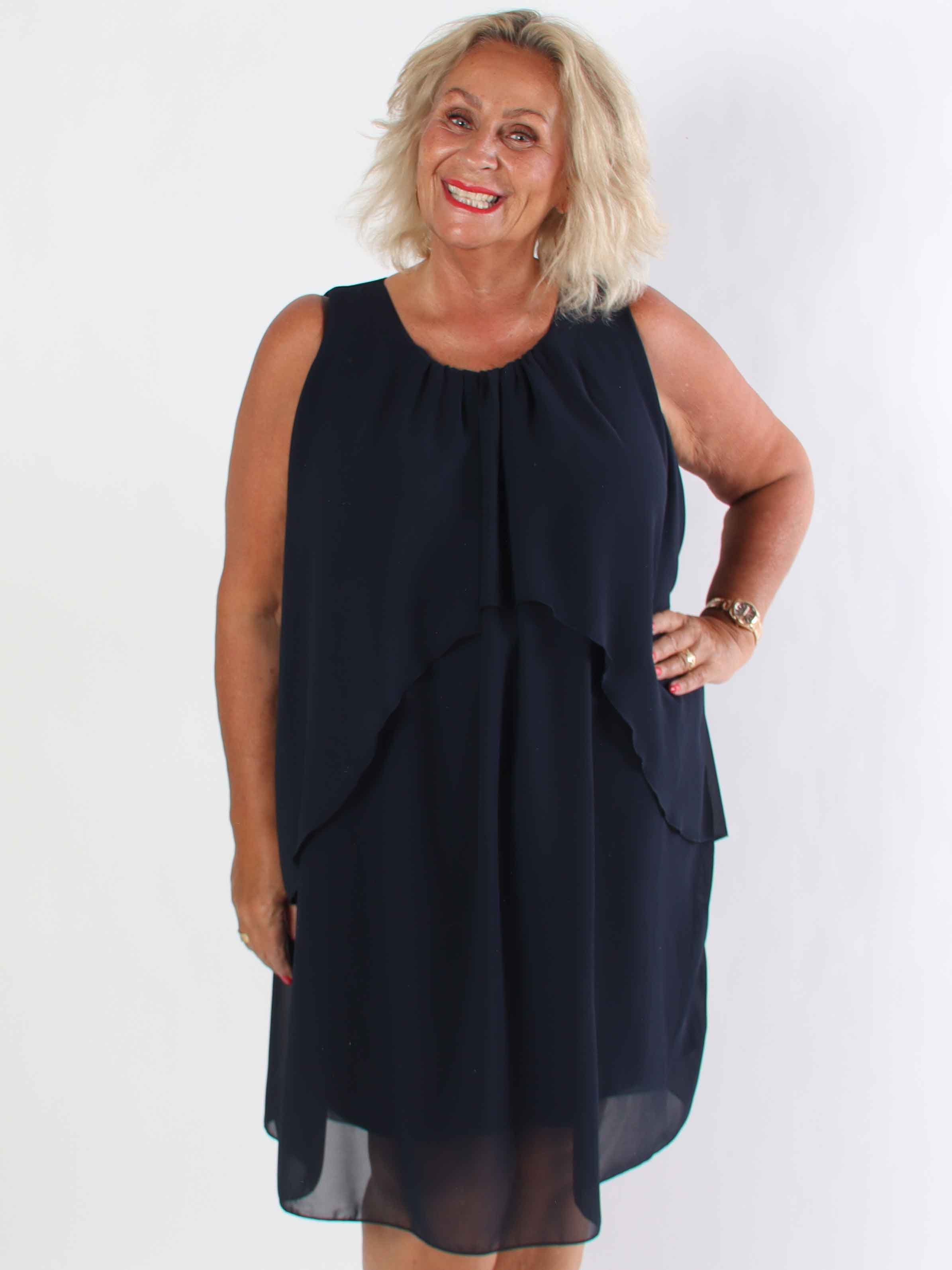 Chanelli - Sød plus size kjole med chiffon flæselag