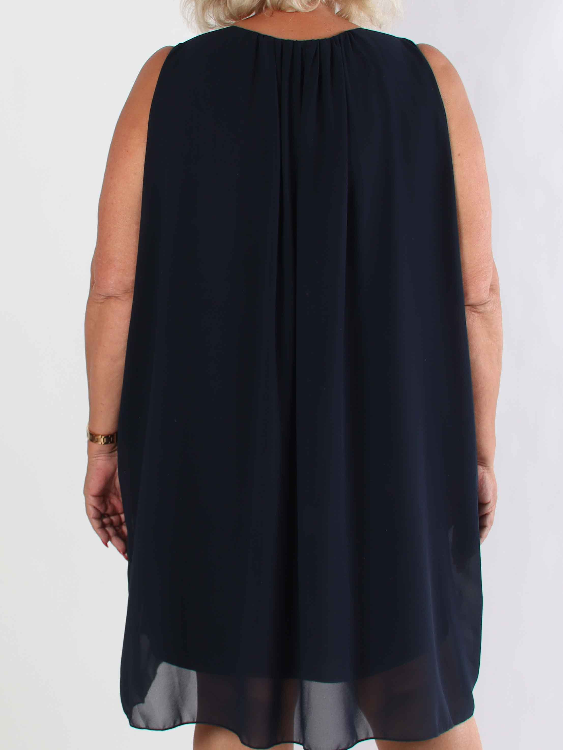 Chanelli - Sød plus size kjole med chiffon flæselag