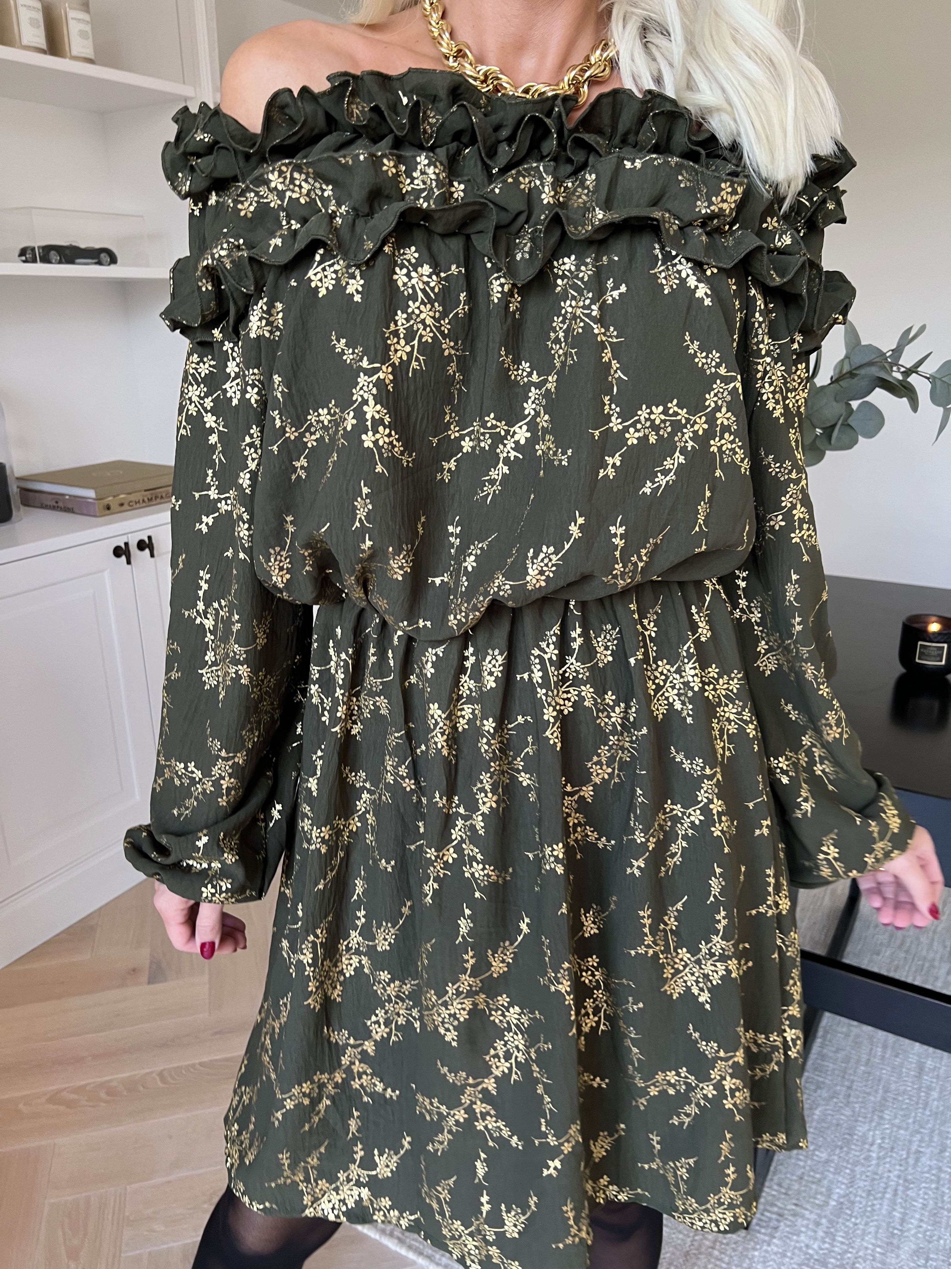 Chili Gold Fitted Dress - Klänning i guldtryck med volangkant och resår i midjan