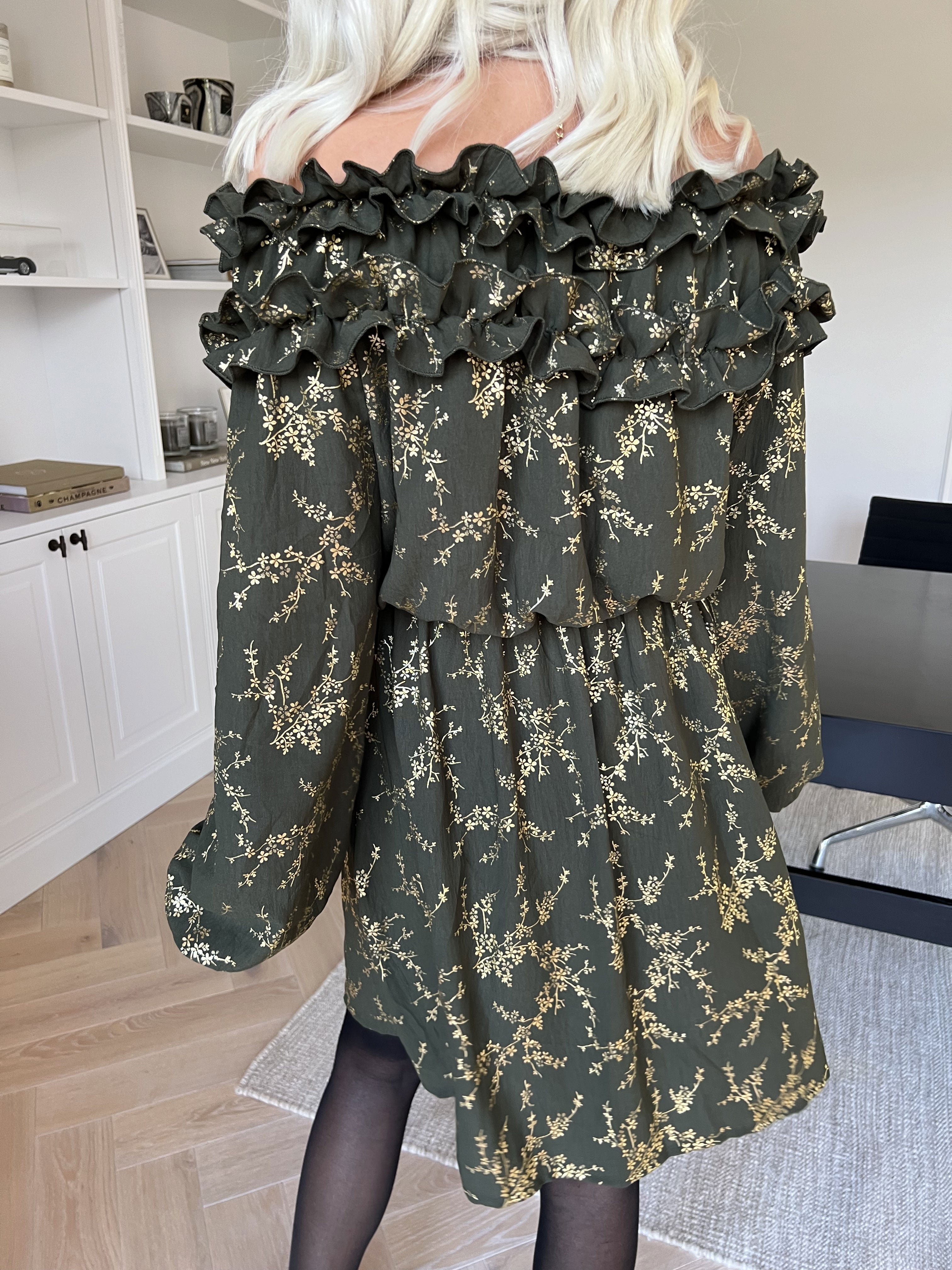 Chili Gold Fitted Dress - Klänning i guldtryck med volangkant och resår i midjan