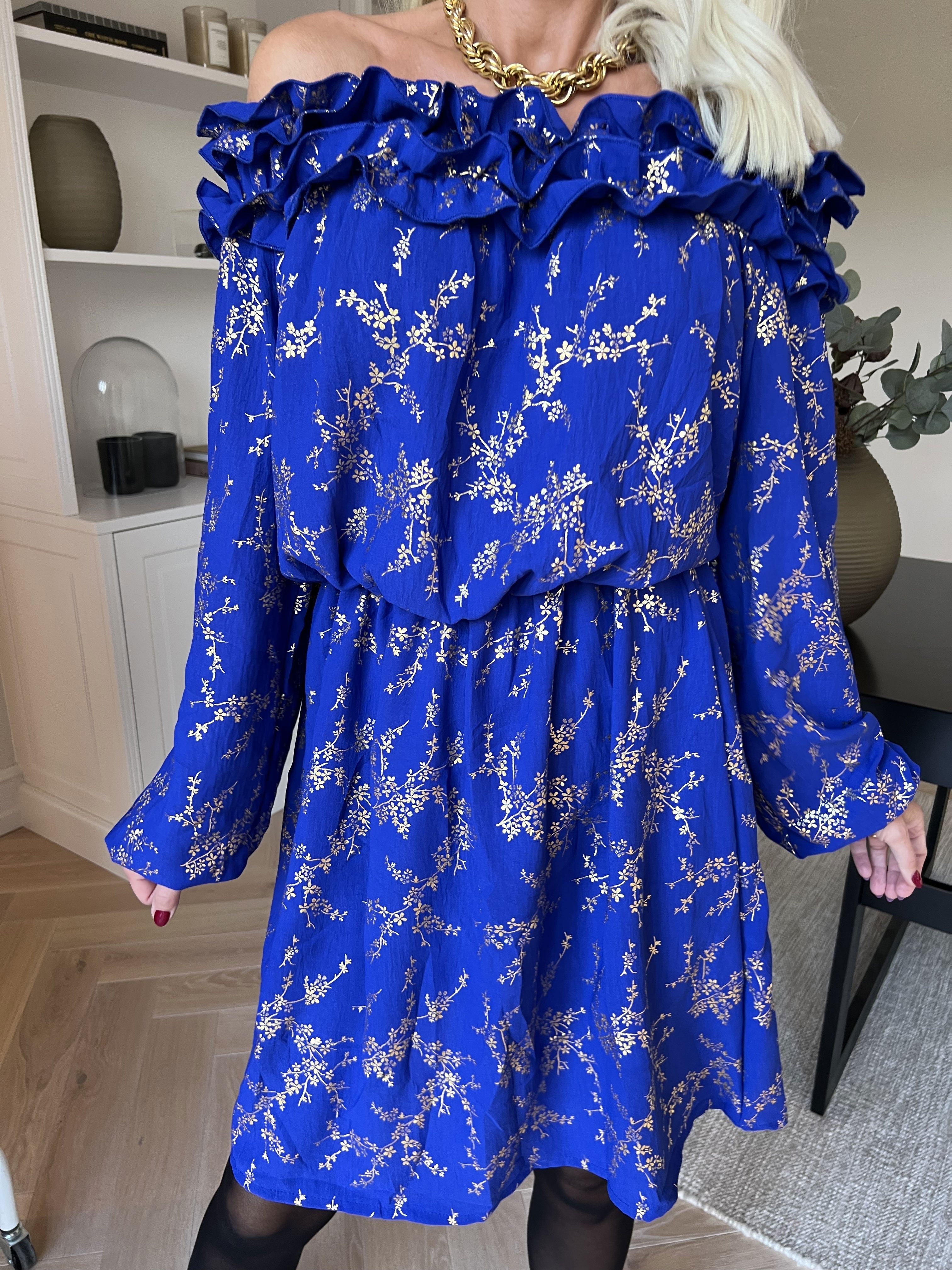 Chili Gold Fitted Dress - Klänning i guldtryck med volangkant och resår i midjan