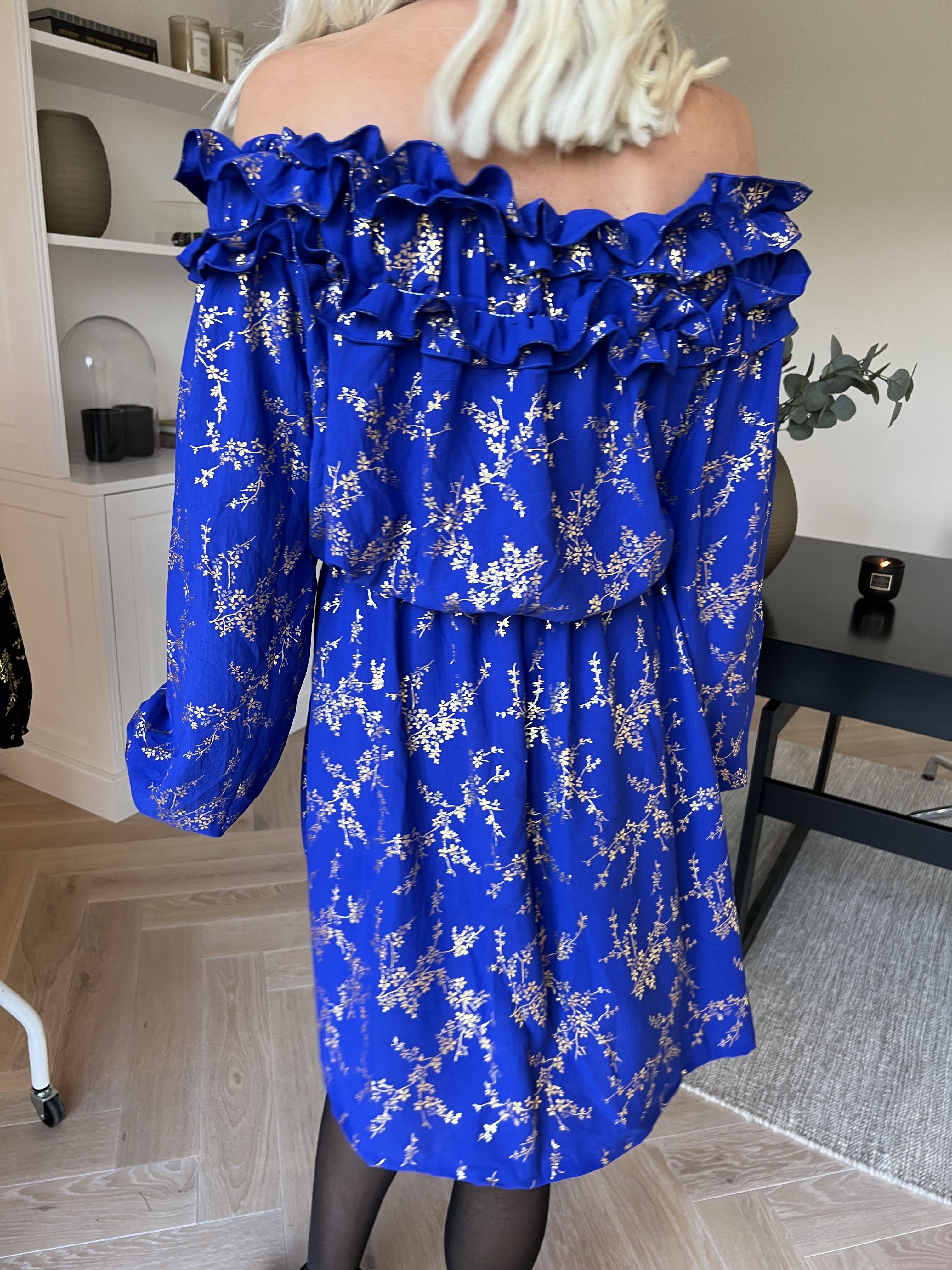 Chili Gold Fitted Dress - Klänning i guldtryck med volangkant och resår i midjan