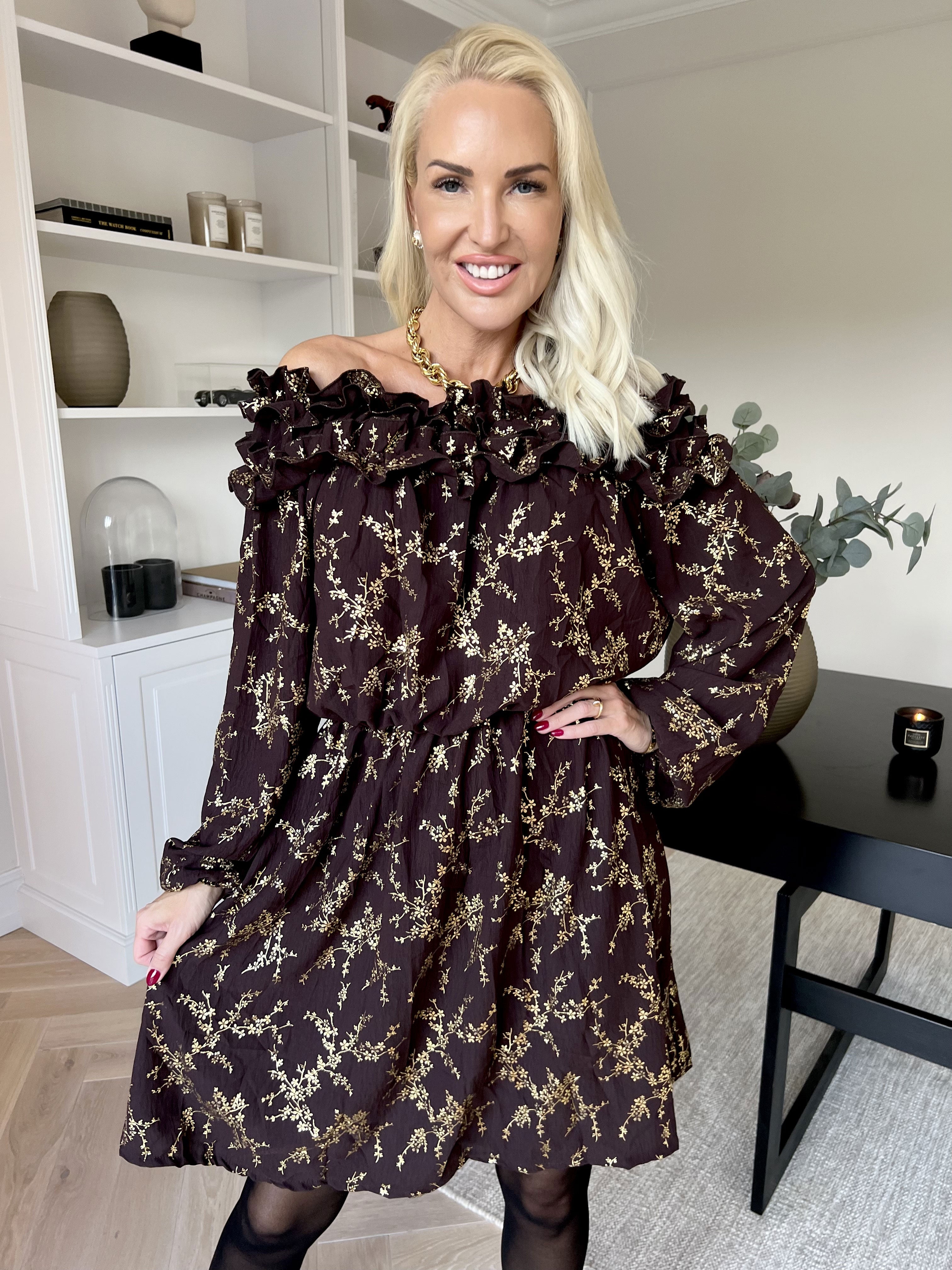 Chili Gold Fitted Dress - Klänning i guldtryck med volangkant och resår i midjan