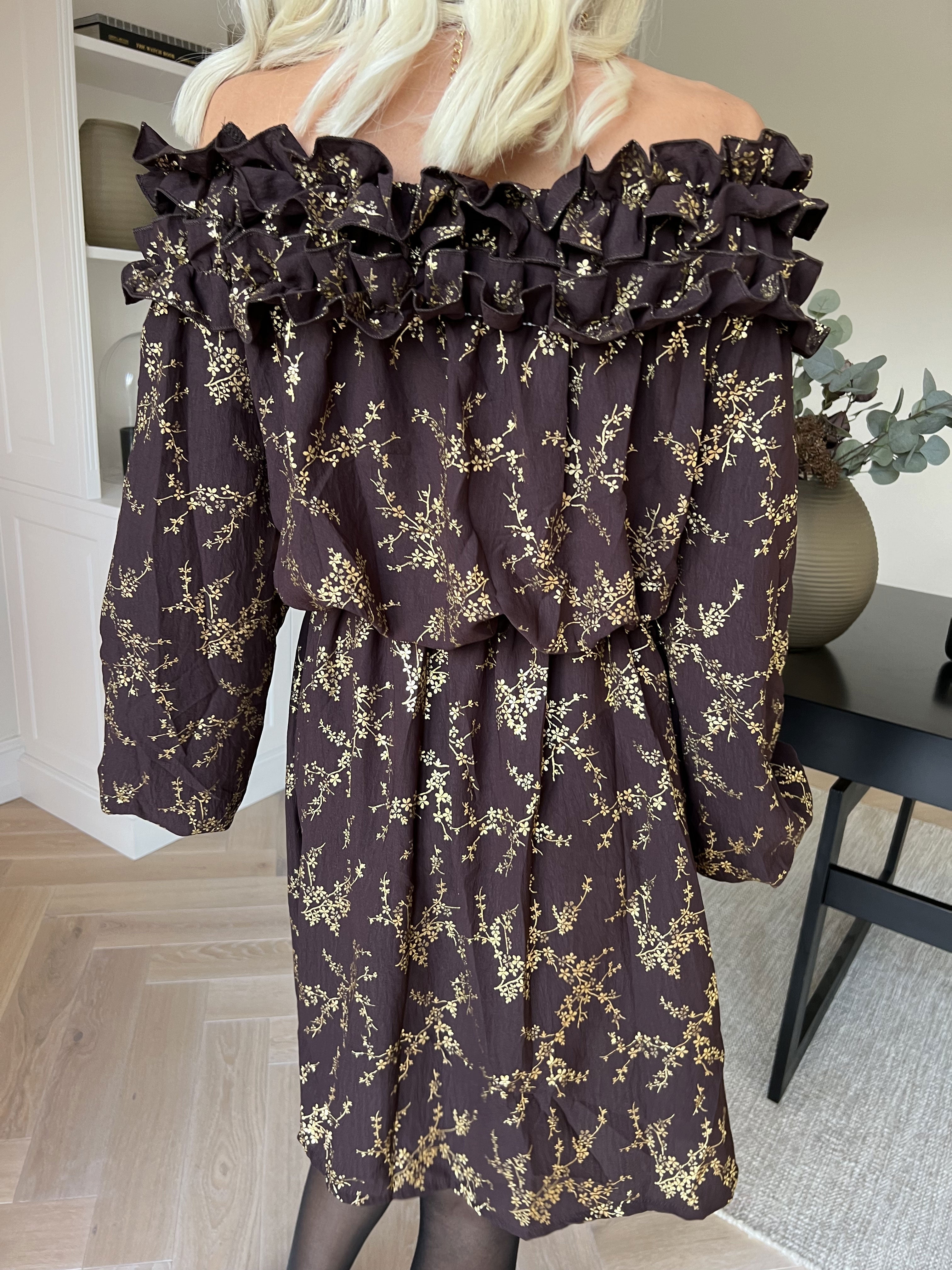 Chili Gold Fitted Dress - Klänning i guldtryck med volangkant och resår i midjan