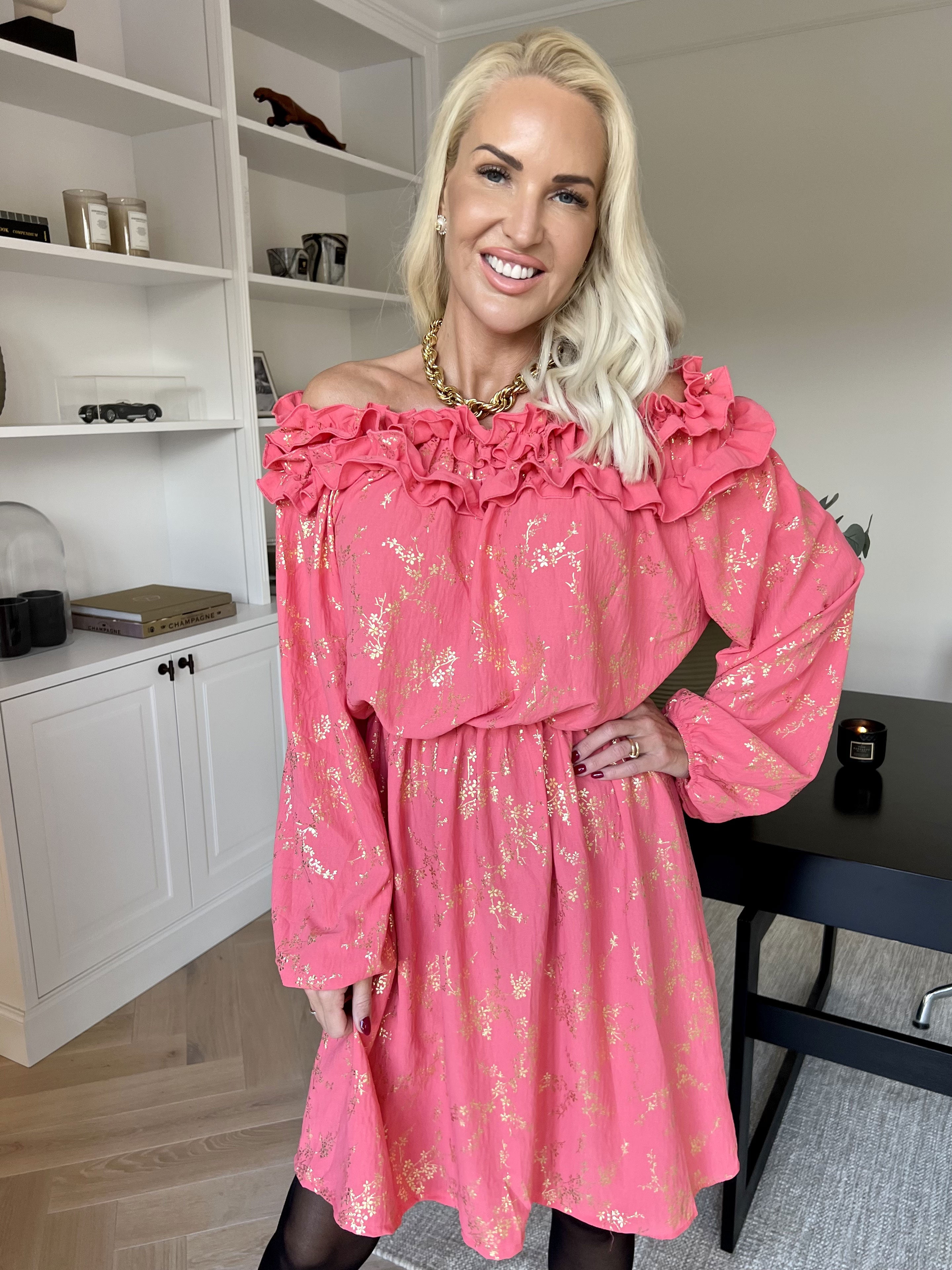 Chili Gold Fitted Dress - Klänning i guldtryck med volangkant och resår i midjan