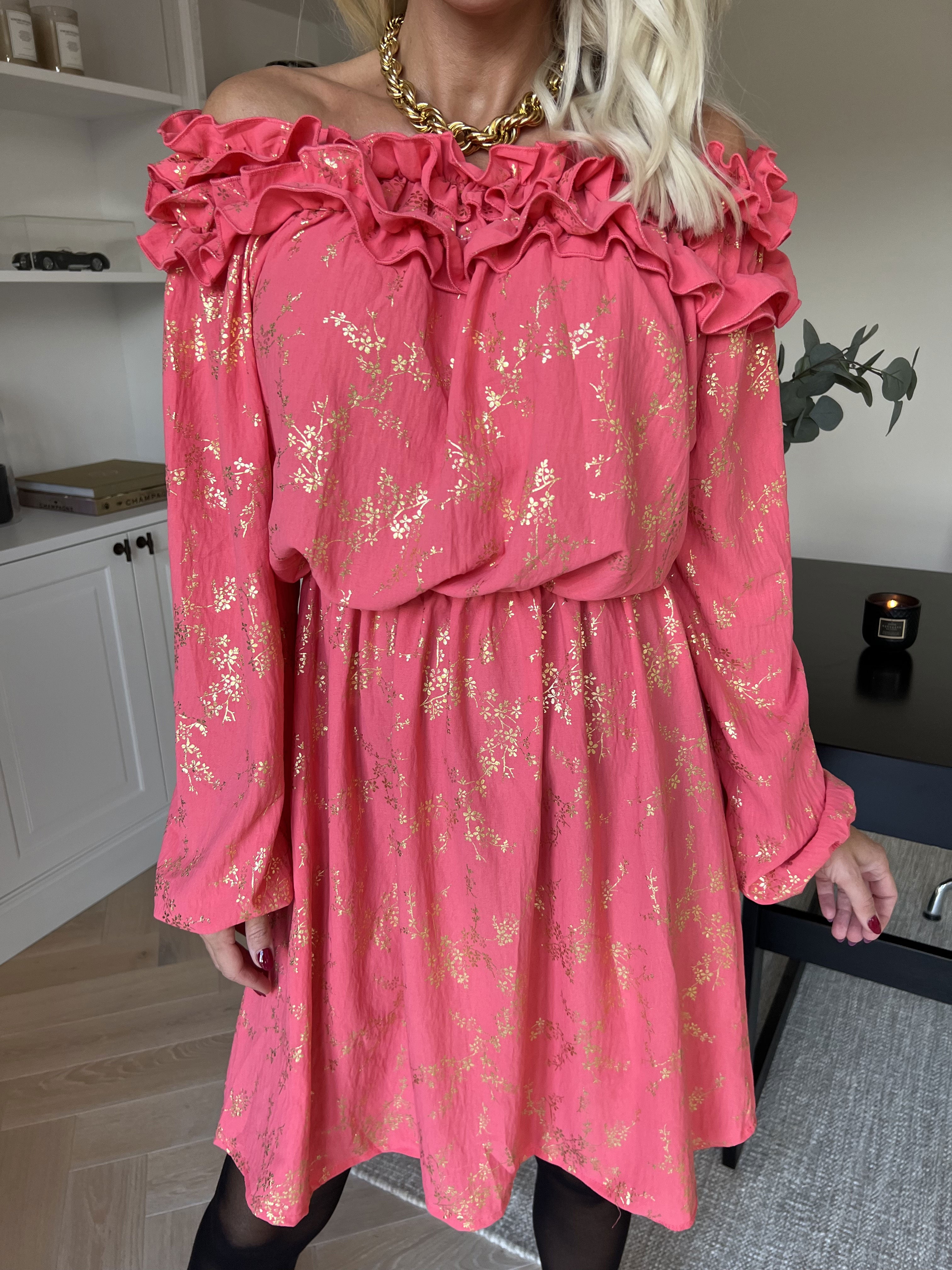 Chili Gold Fitted Dress - Klänning i guldtryck med volangkant och resår i midjan