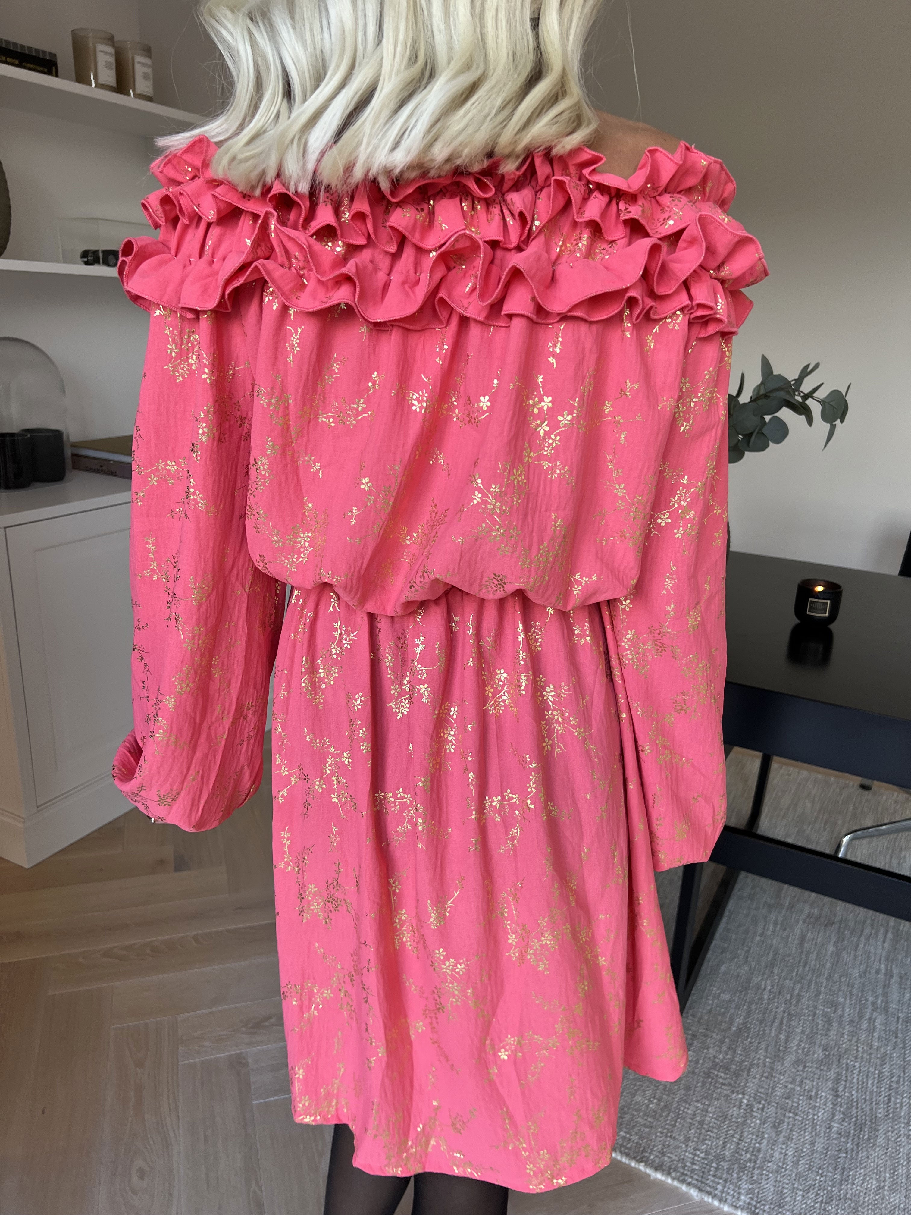 Chili Gold Fitted Dress - Klänning i guldtryck med volangkant och resår i midjan