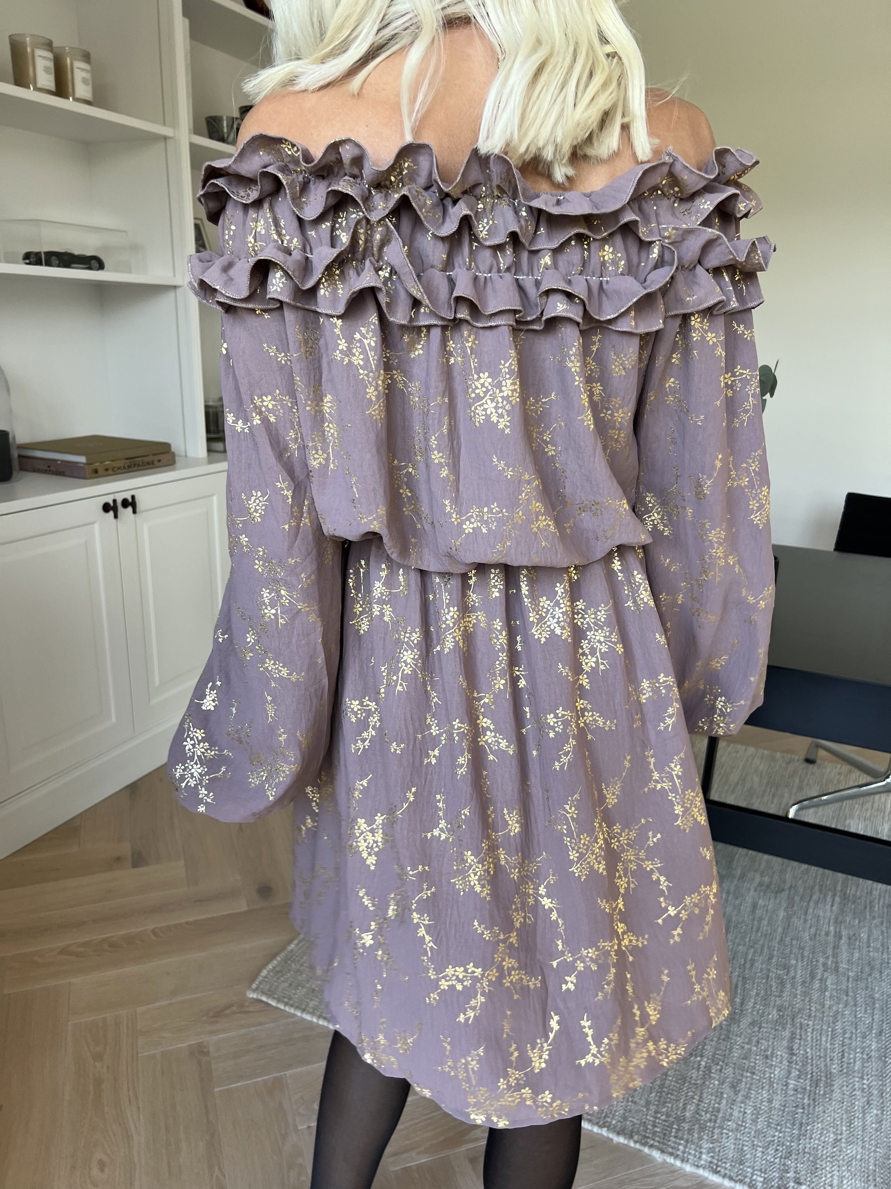 Chili Gold Fitted Dress - Klänning i guldtryck med volangkant och resår i midjan