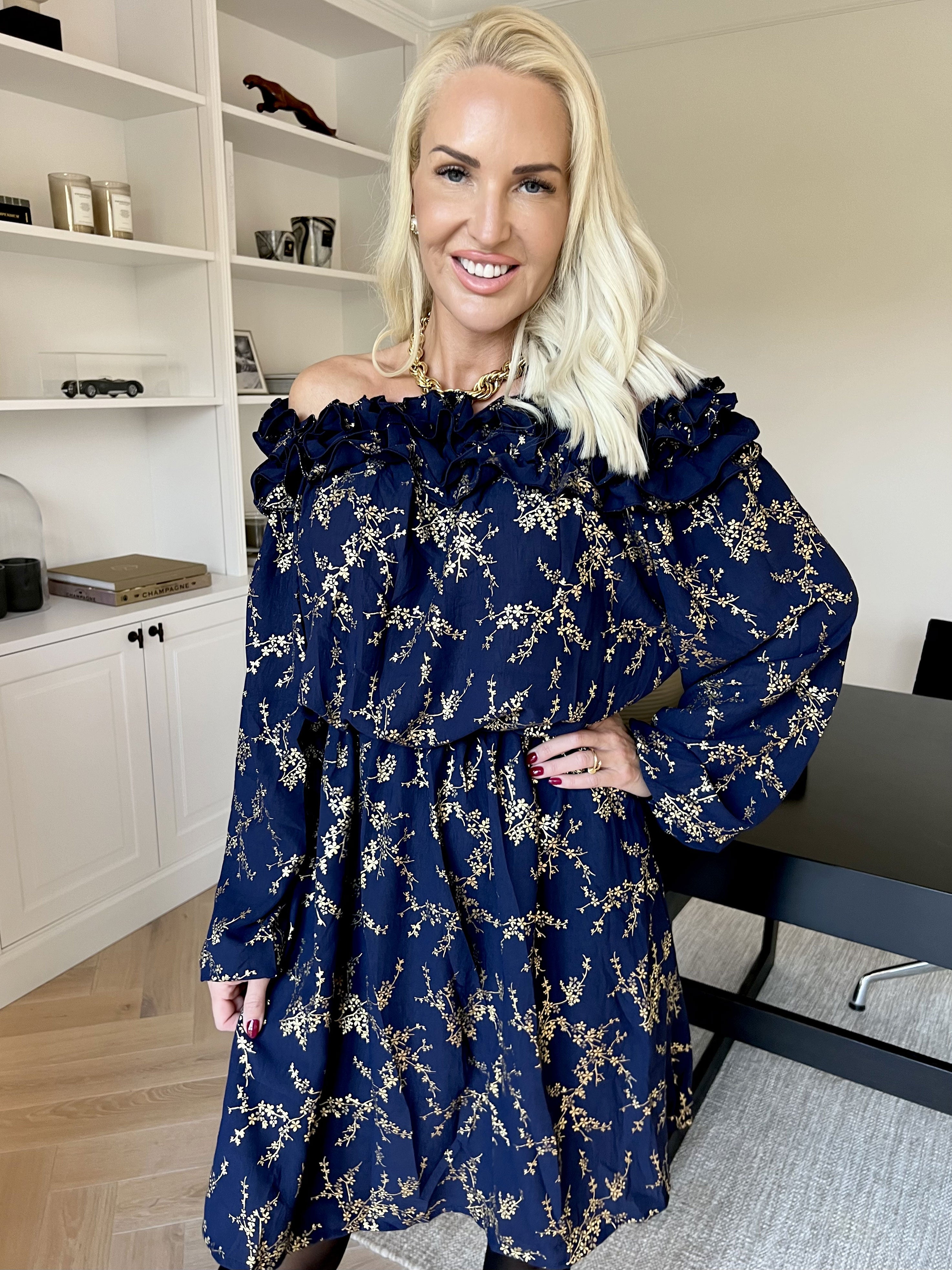 Chili Gold Fitted Dress - Klänning i guldtryck med volangkant och resår i midjan