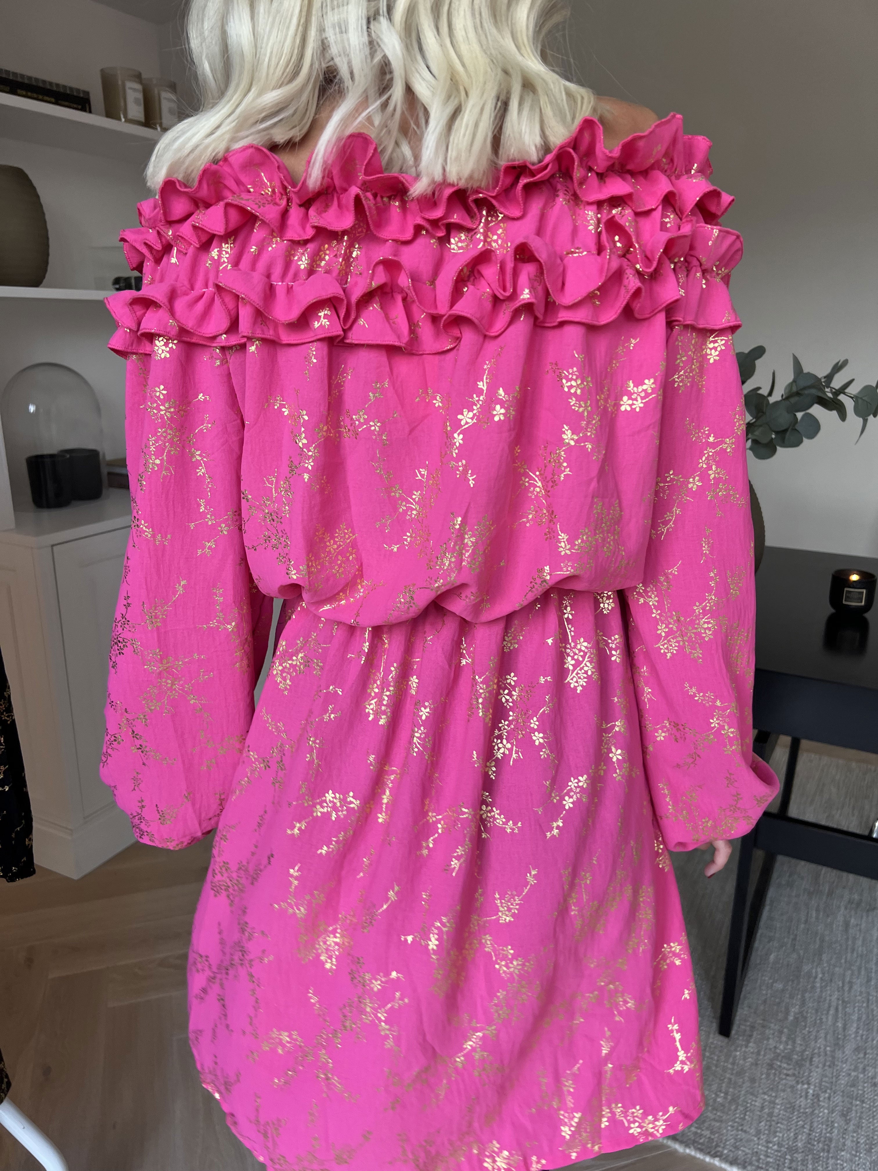 Chili Gold Fitted Dress - Klänning i guldtryck med volangkant och resår i midjan