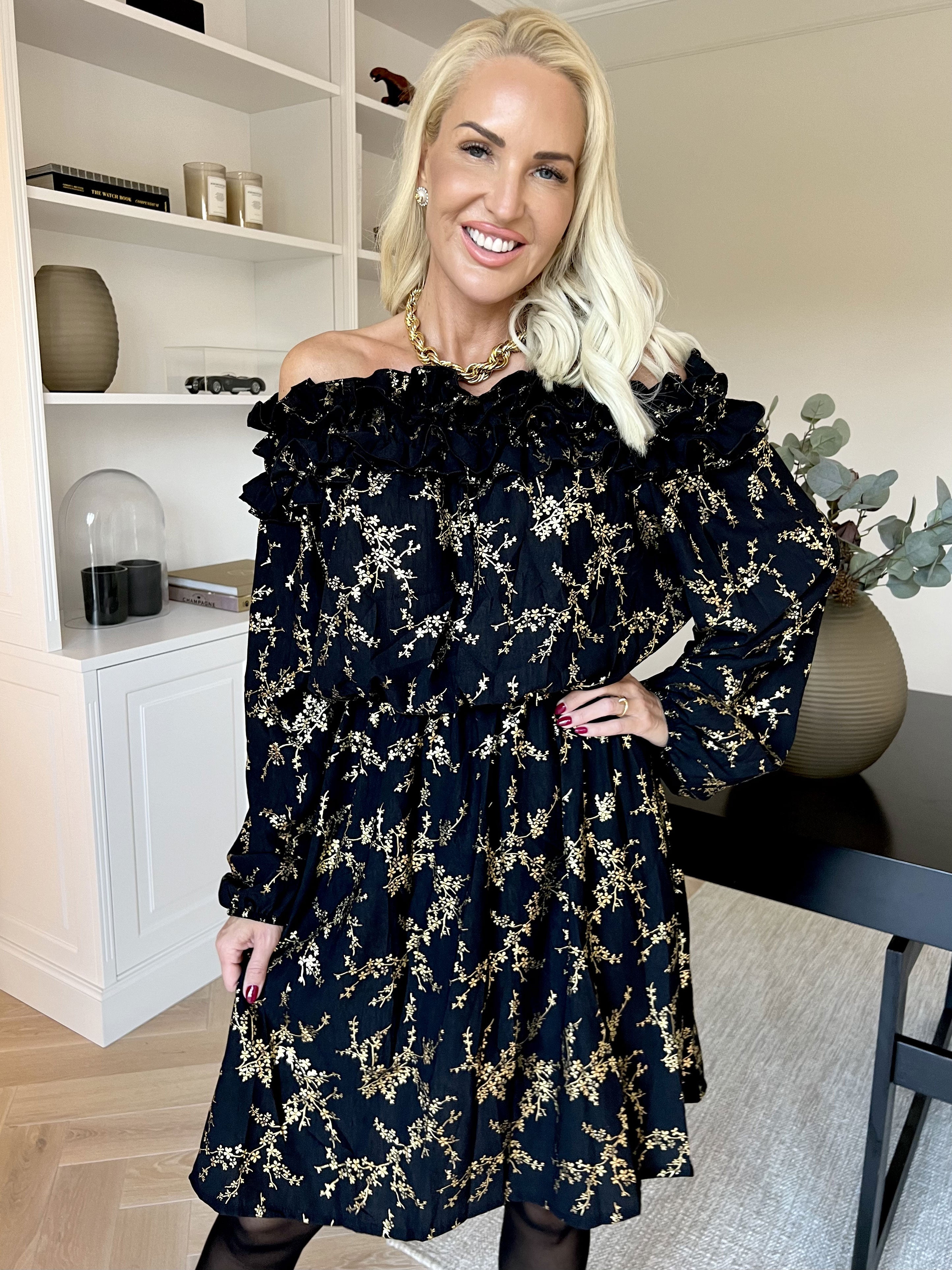 Chili Gold Fitted Dress - Klänning i guldtryck med volangkant och resår i midjan