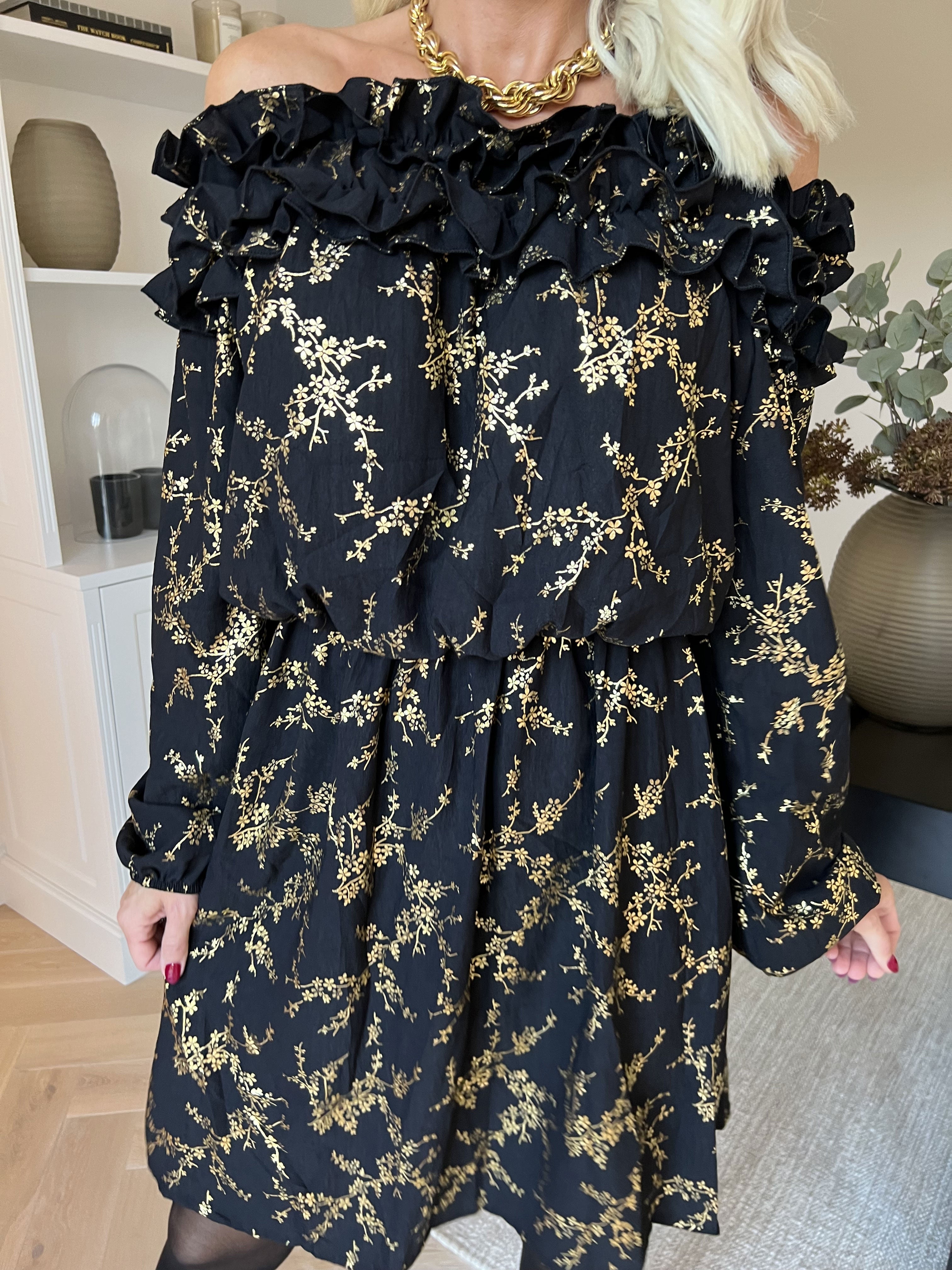 Chili Gold Fitted Dress - Klänning i guldtryck med volangkant och resår i midjan