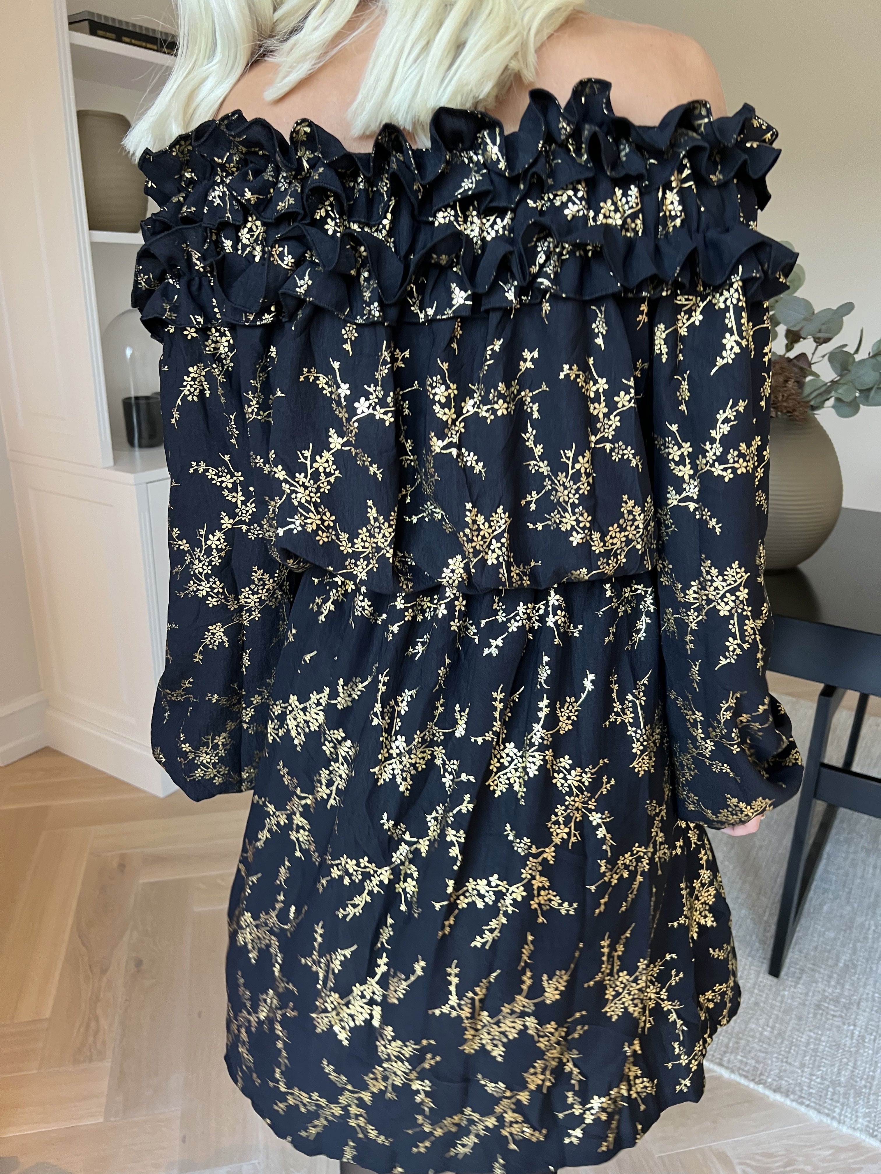 Chili Gold Fitted Dress - Klänning i guldtryck med volangkant och resår i midjan