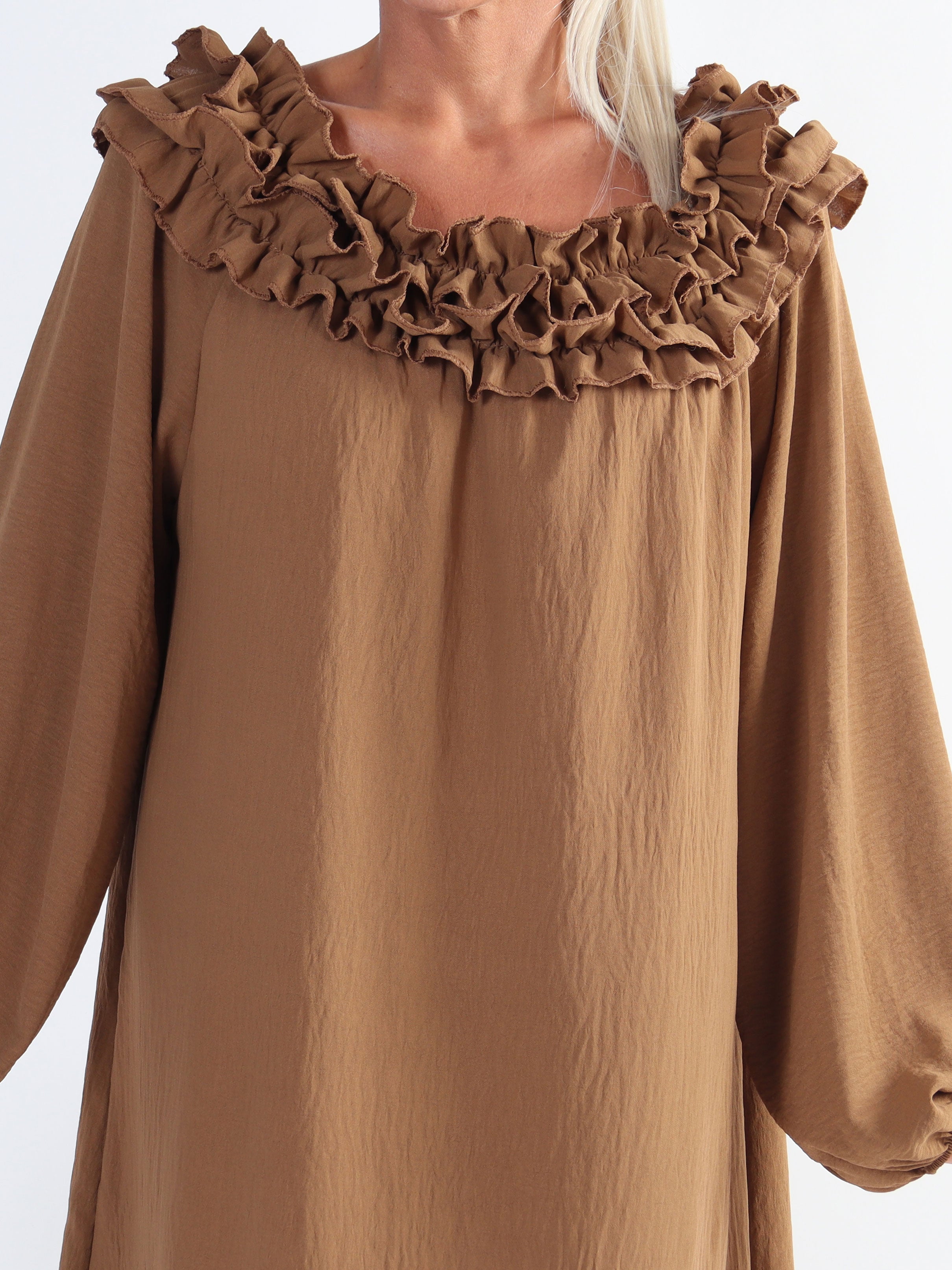 Chili Dress - Plus size klänning med långa ärmar och volanger