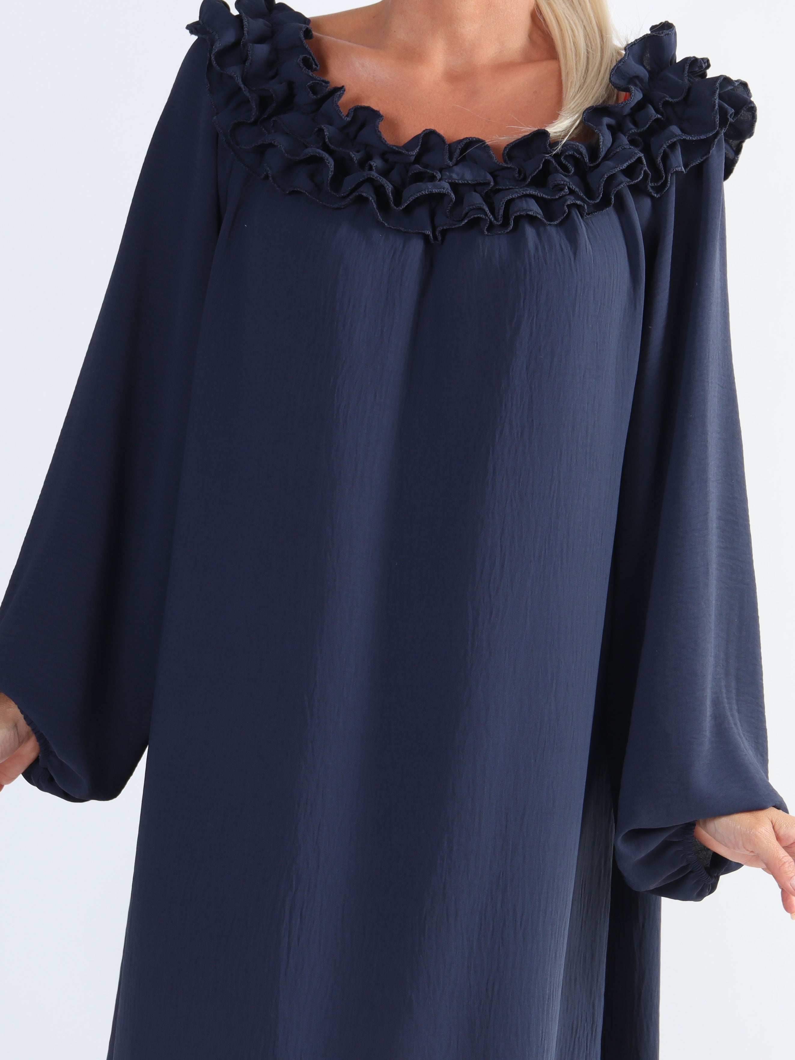 Chili Dress - Plus size klänning med långa ärmar och volanger