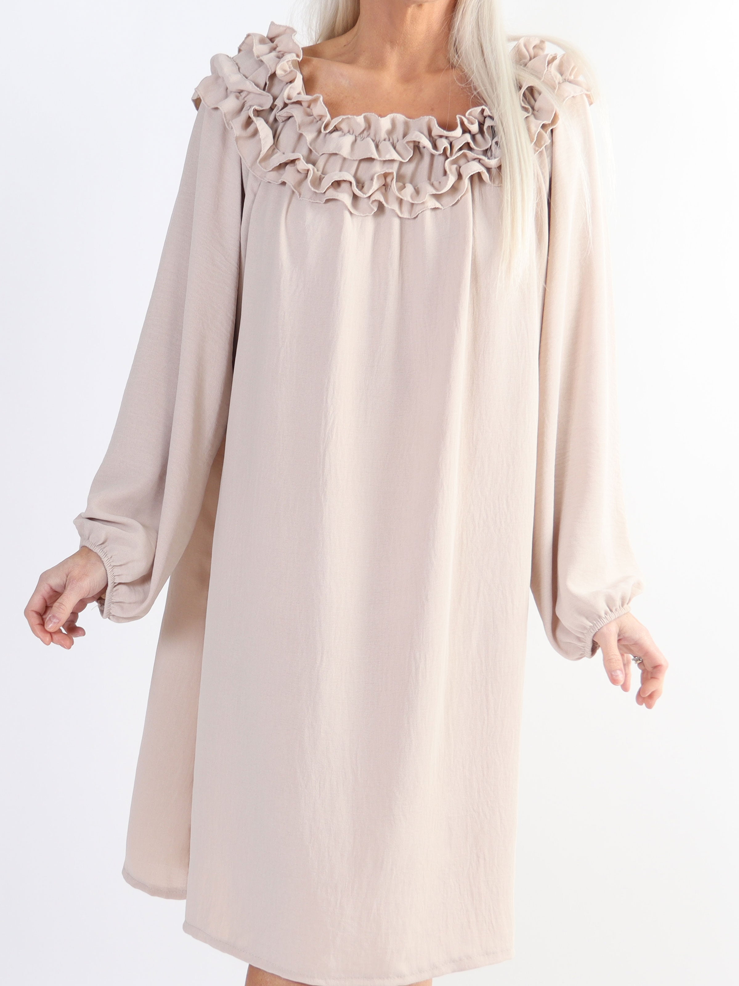 Chili Dress - Plus size klänning med långa ärmar och volanger