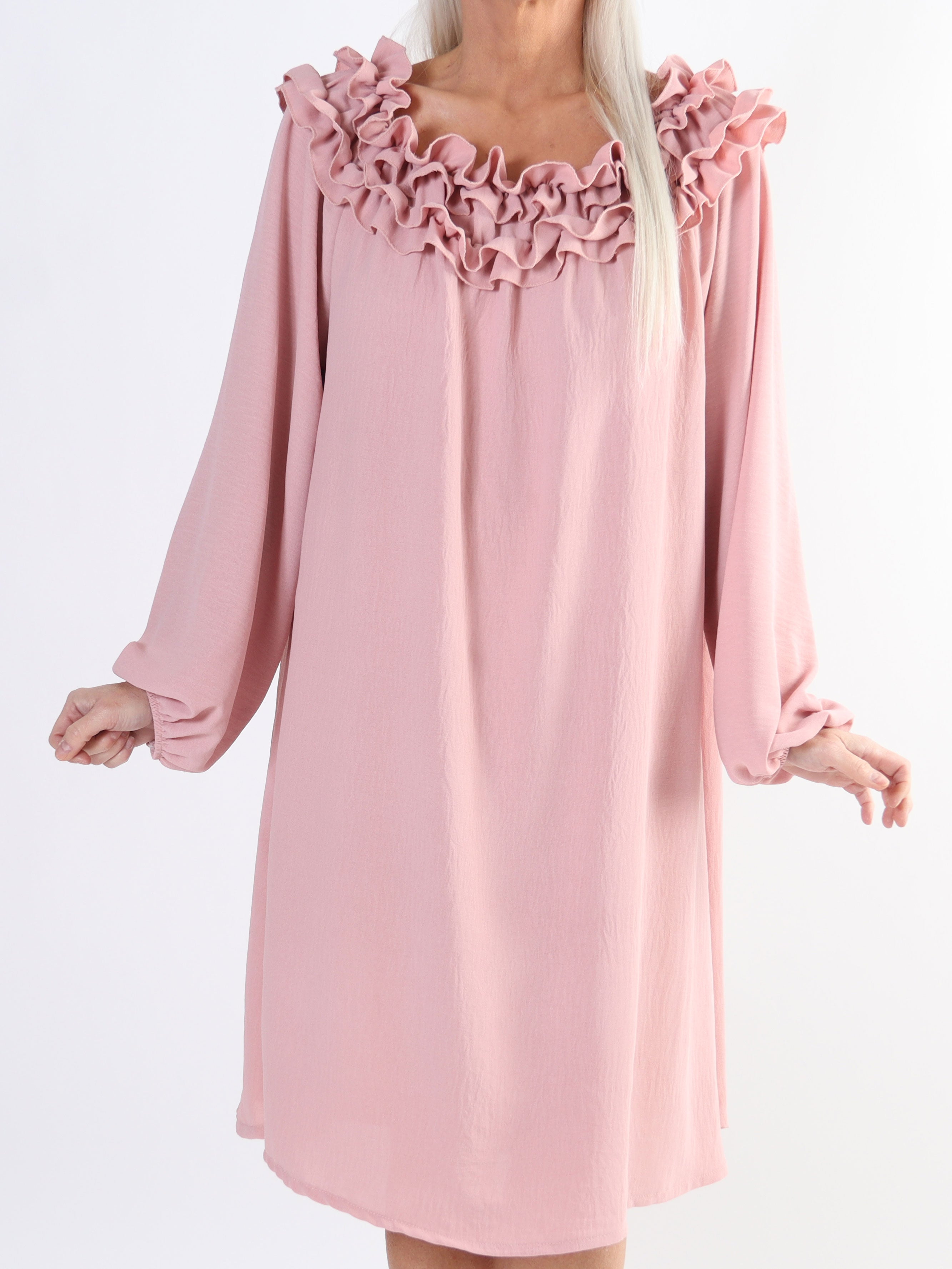 Chili Dress - Plus size klänning med långa ärmar och volanger