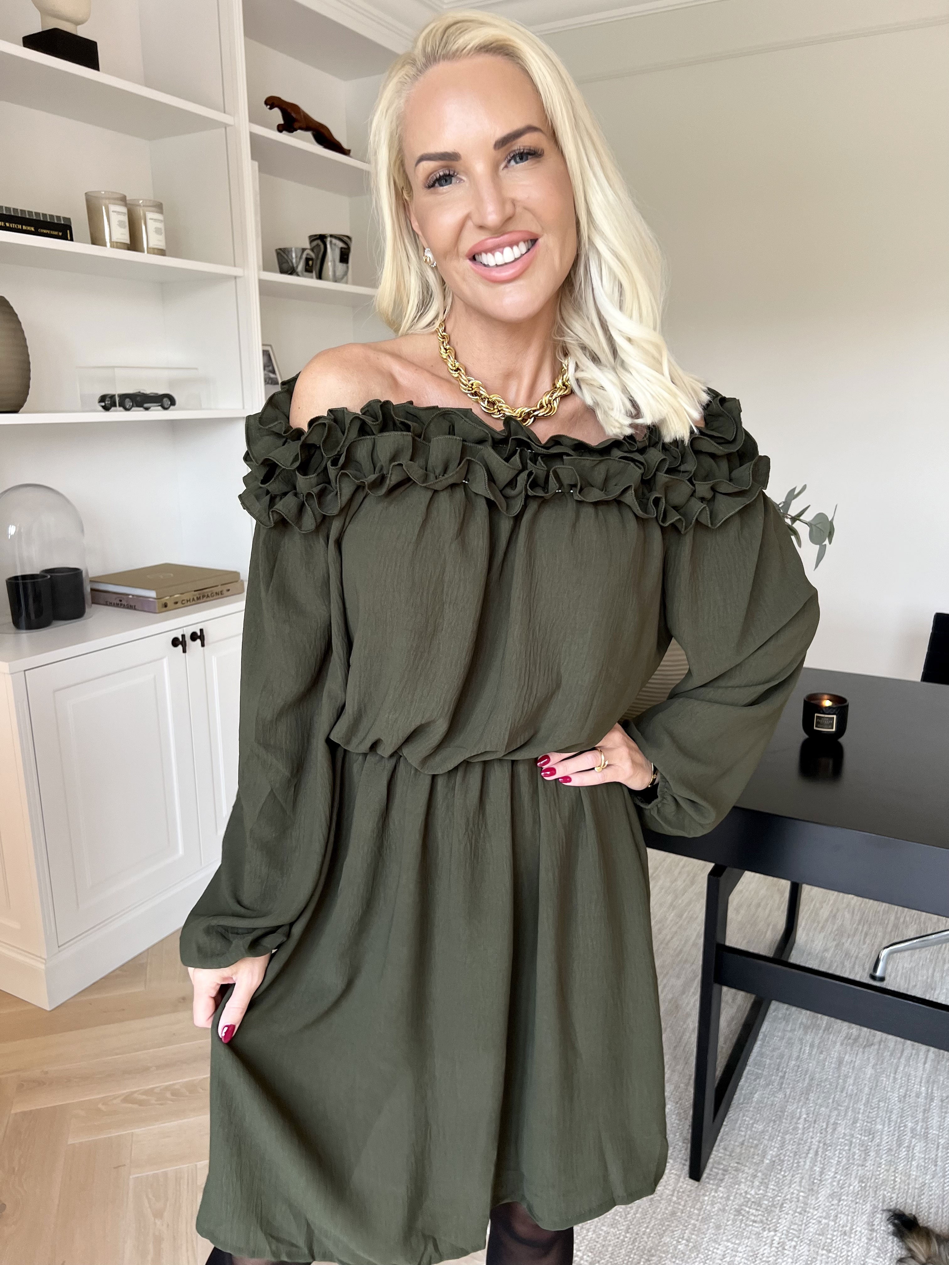 Chili Fitted Dress - Söt klänning med volangkant och resår i midjan