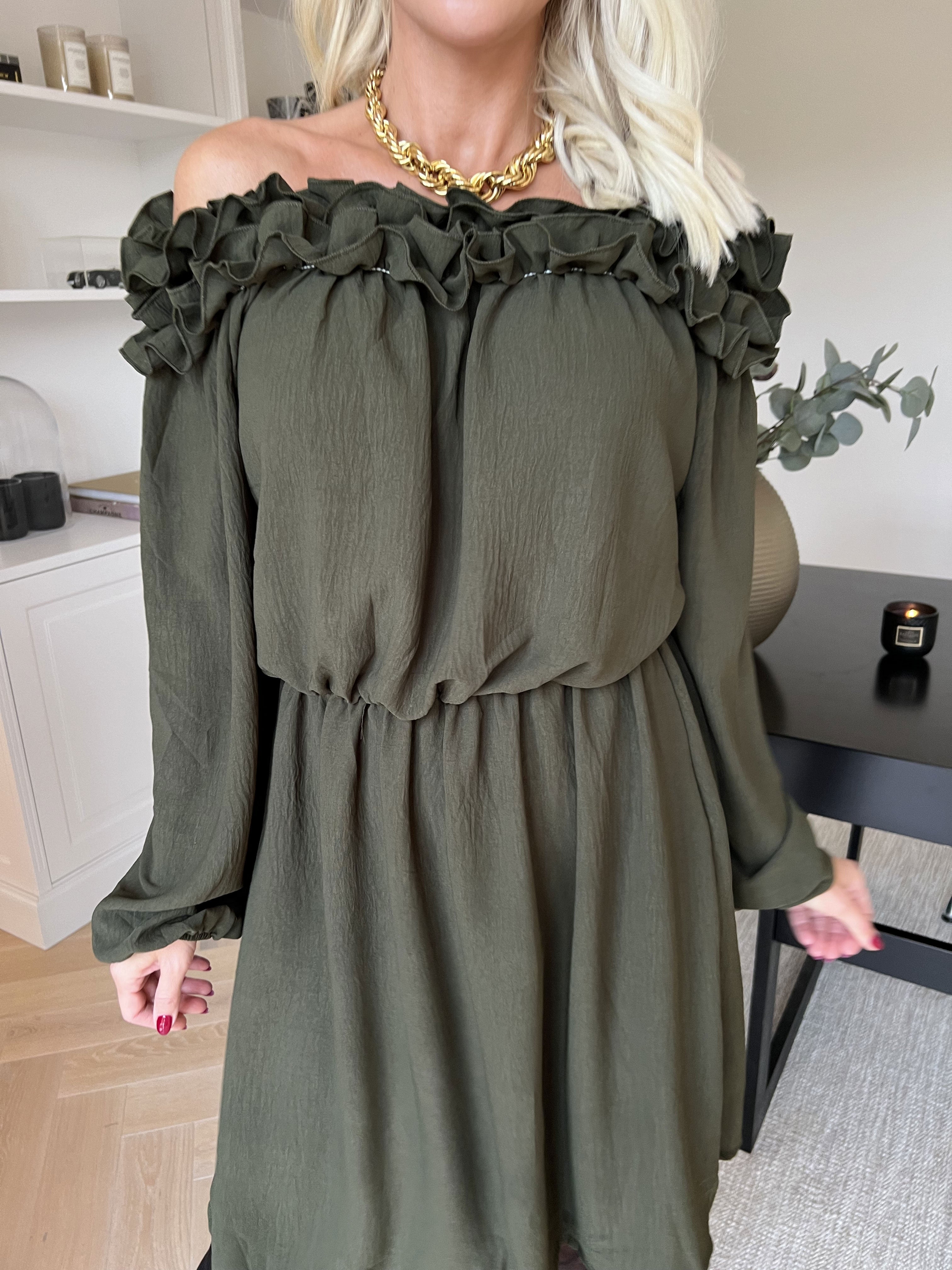 Chili Fitted Dress - Söt klänning med volangkant och resår i midjan