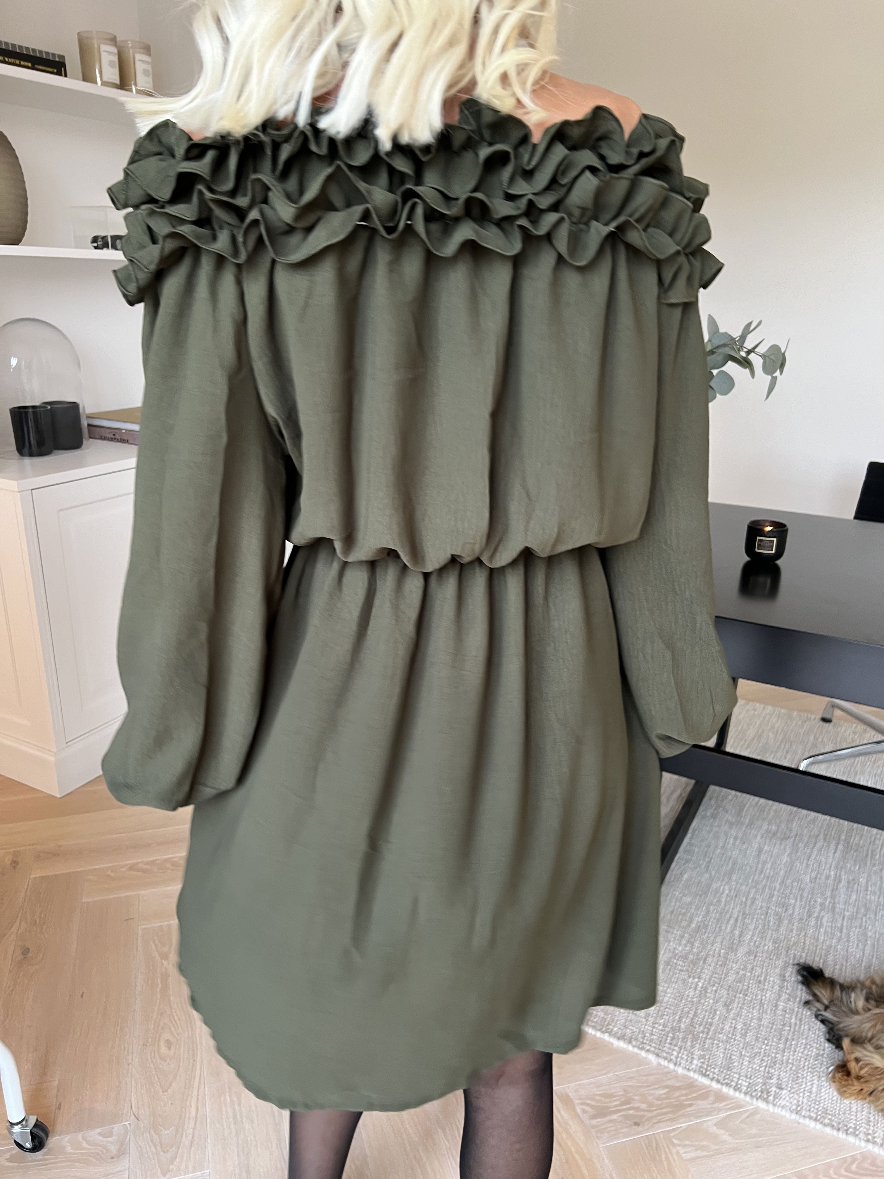 Chili Fitted Dress - Söt klänning med volangkant och resår i midjan