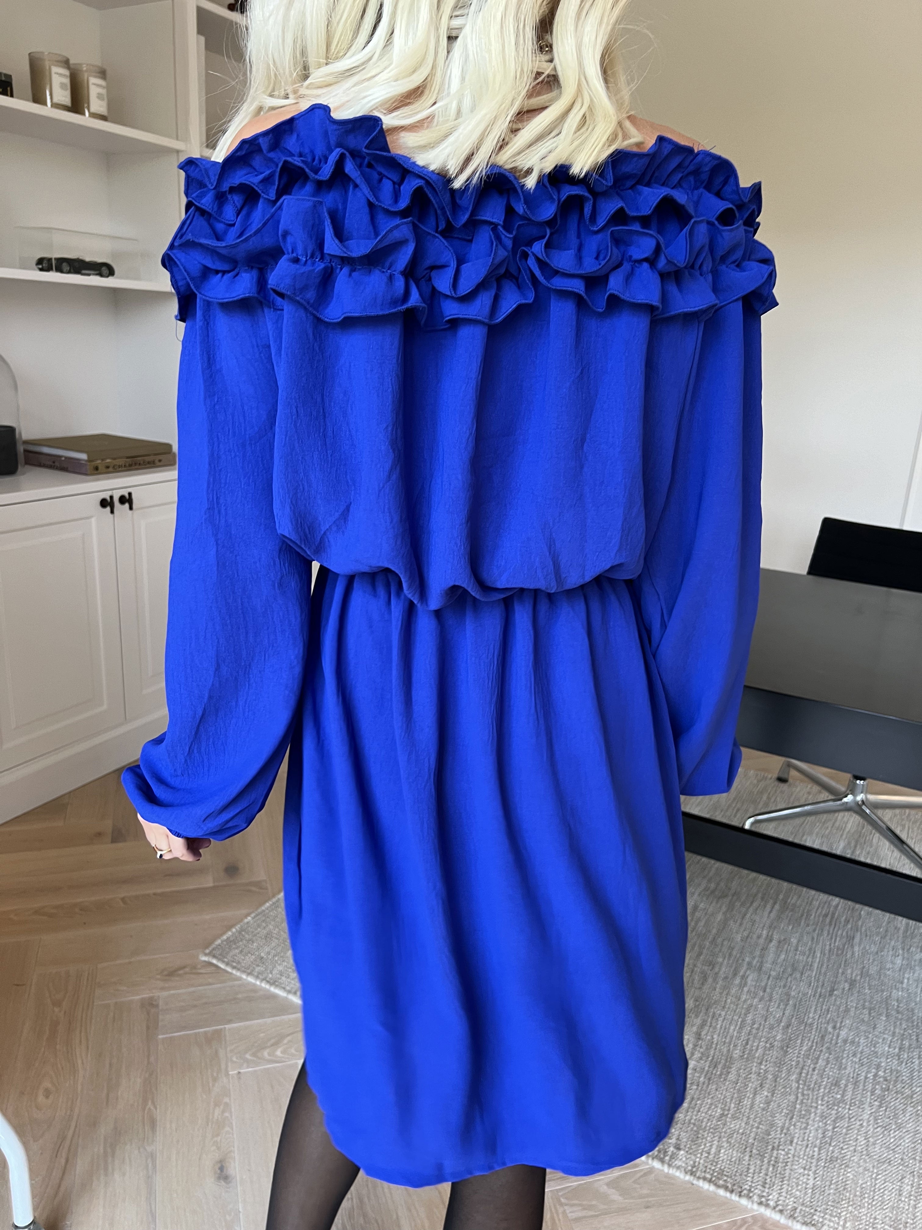 Chili Fitted Dress - Söt klänning med volangkant och resår i midjan