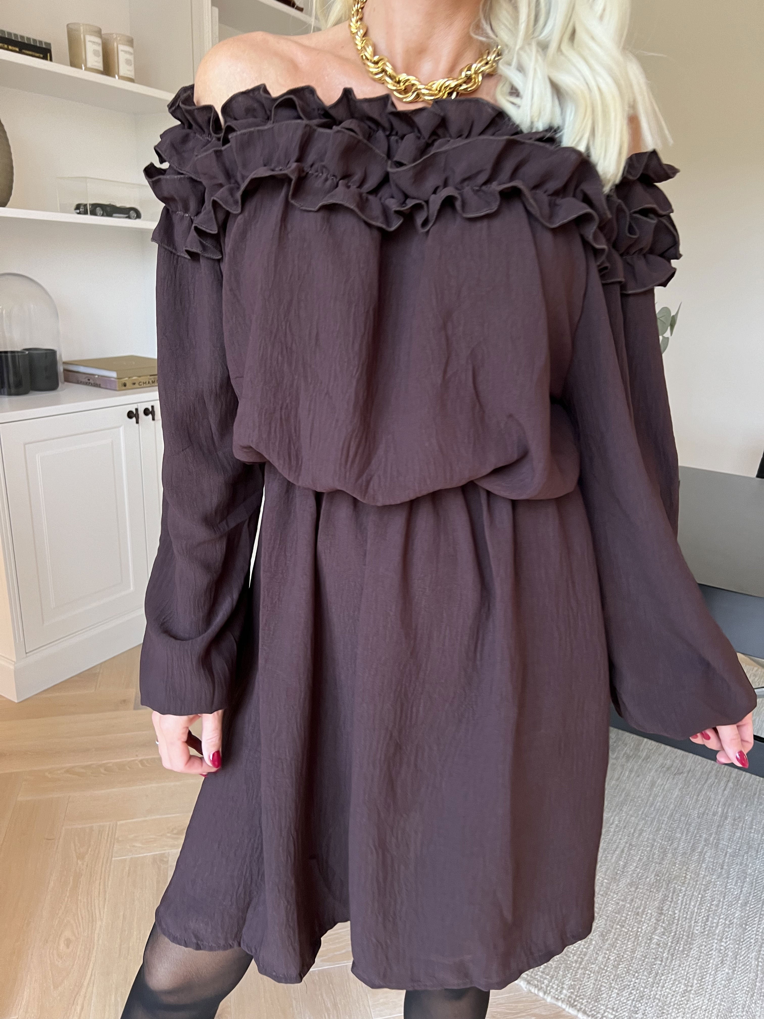 Chili Fitted Dress - Söt klänning med volangkant och resår i midjan