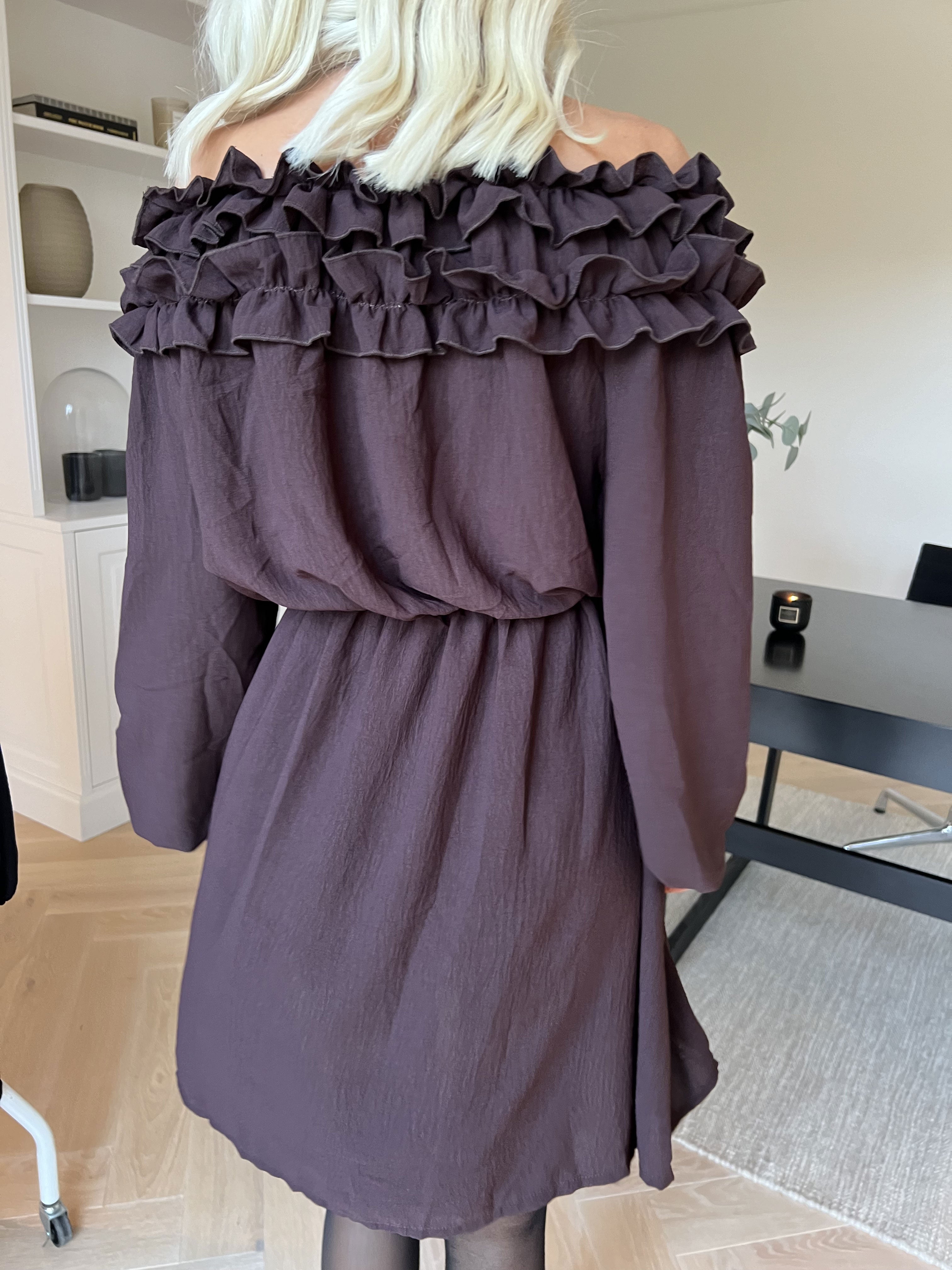 Chili Fitted Dress - Söt klänning med volangkant och resår i midjan