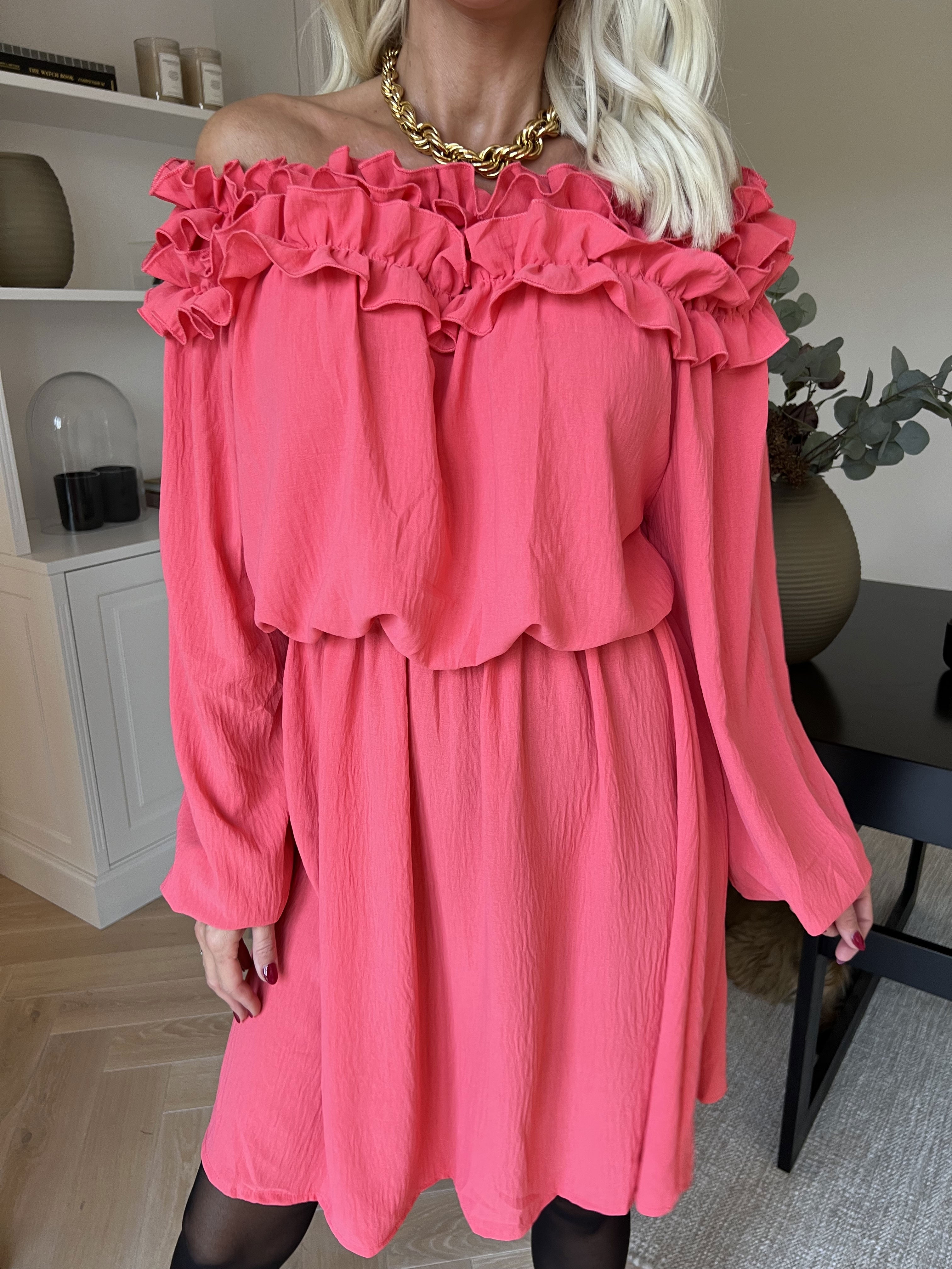 Chili Fitted Dress - Söt klänning med volangkant och resår i midjan