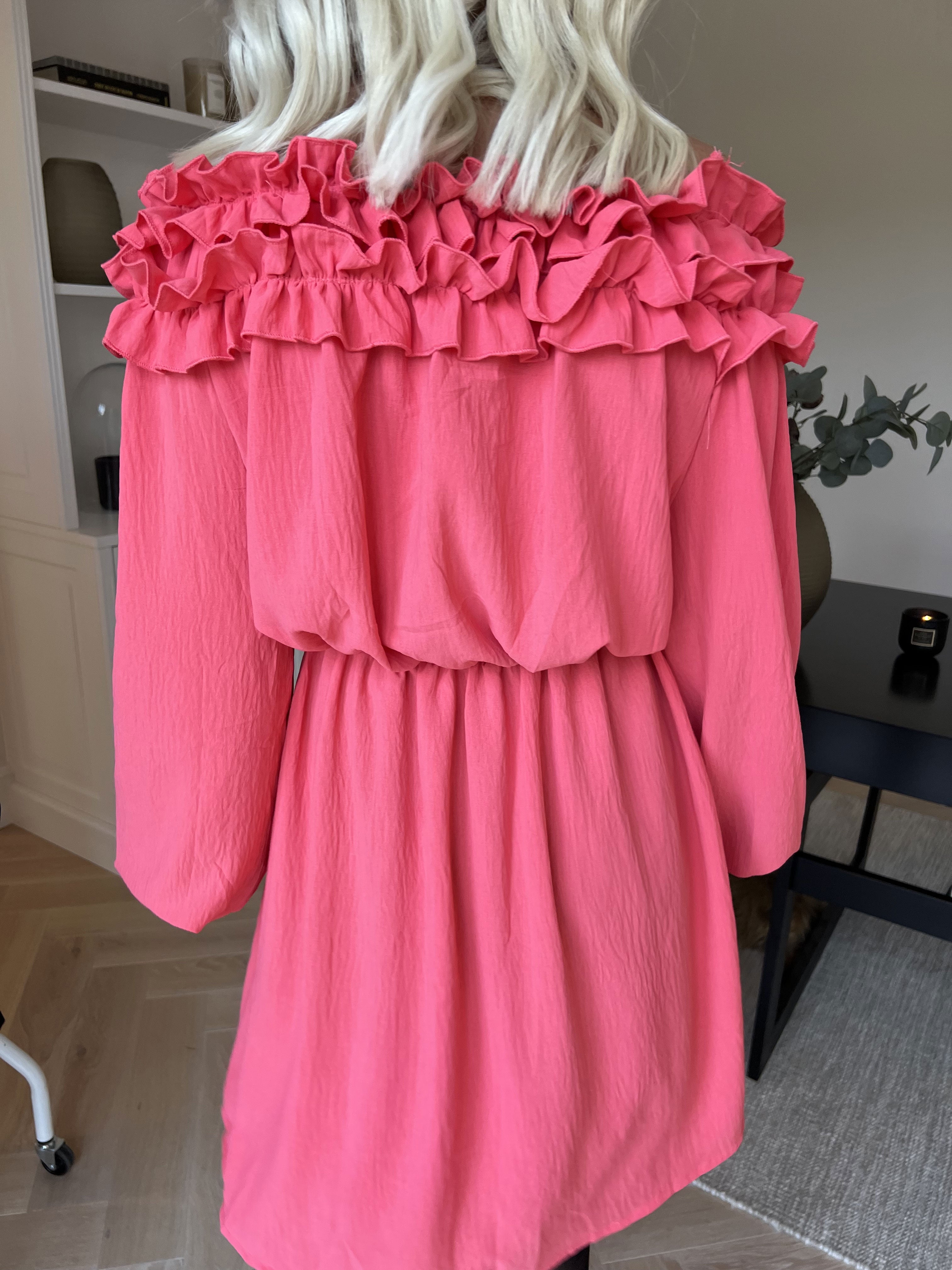 Chili Fitted Dress - Söt klänning med volangkant och resår i midjan