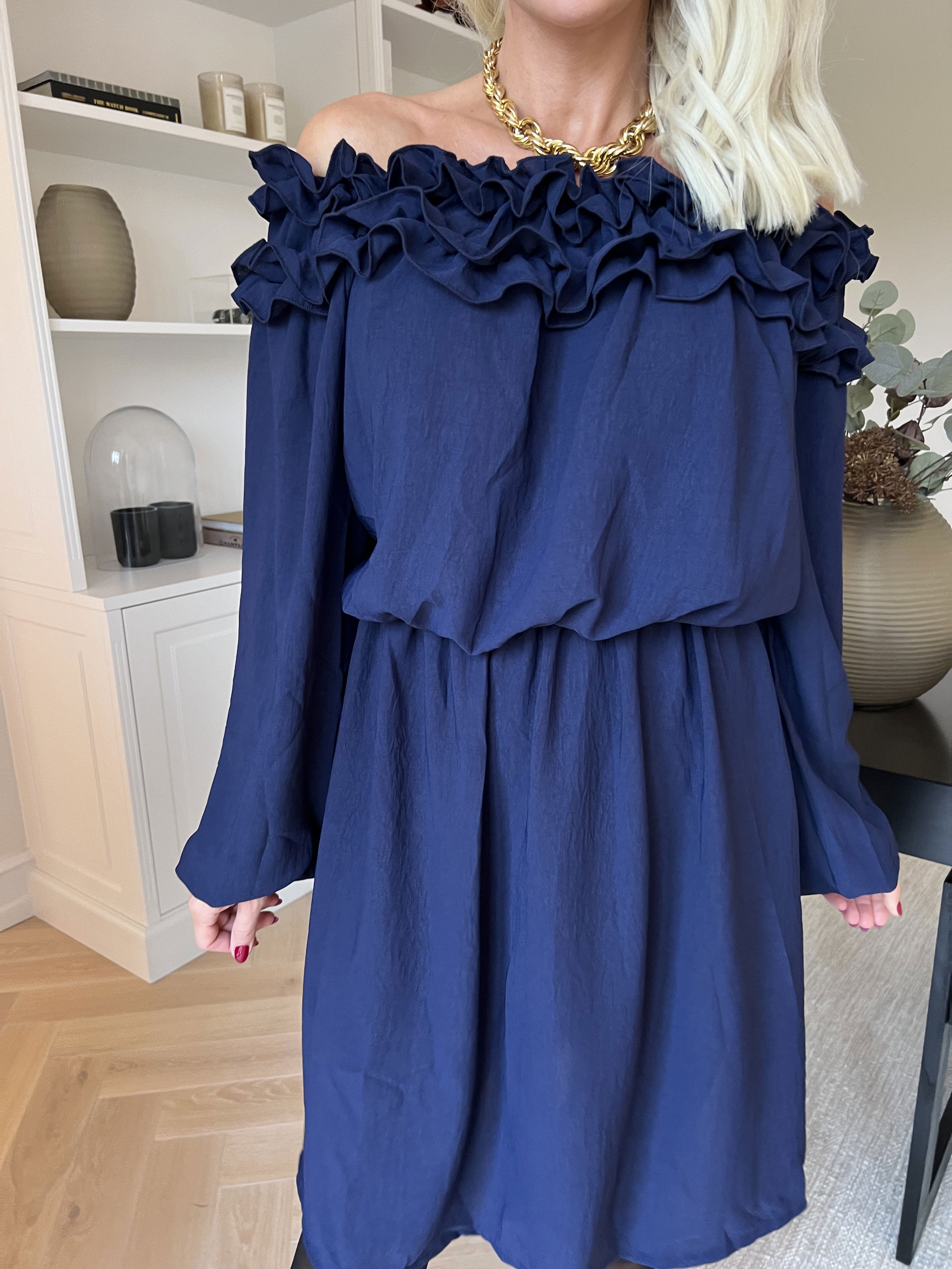 Chili Fitted Dress - Söt klänning med volangkant och resår i midjan