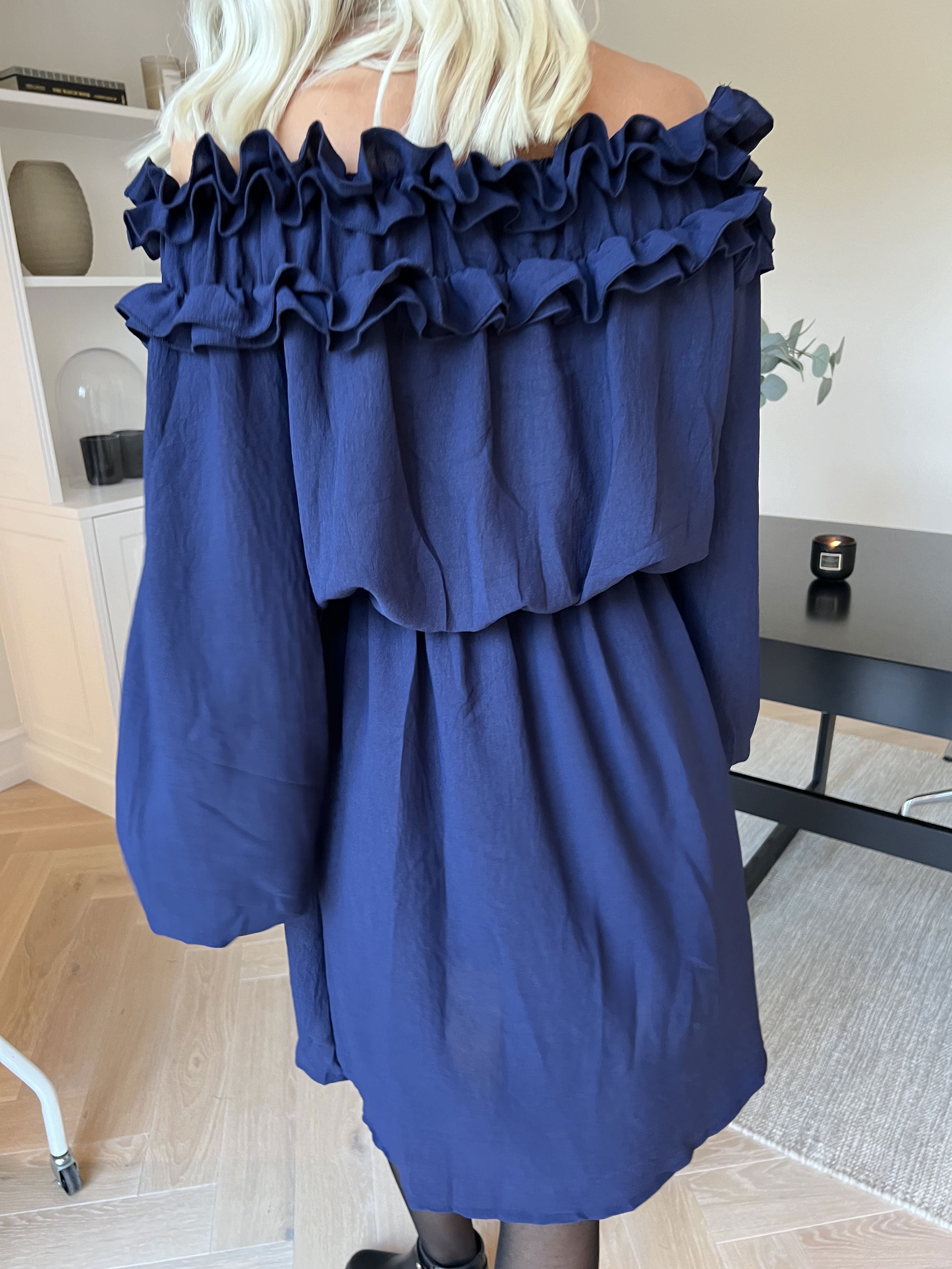 Chili Fitted Dress - Söt klänning med volangkant och resår i midjan