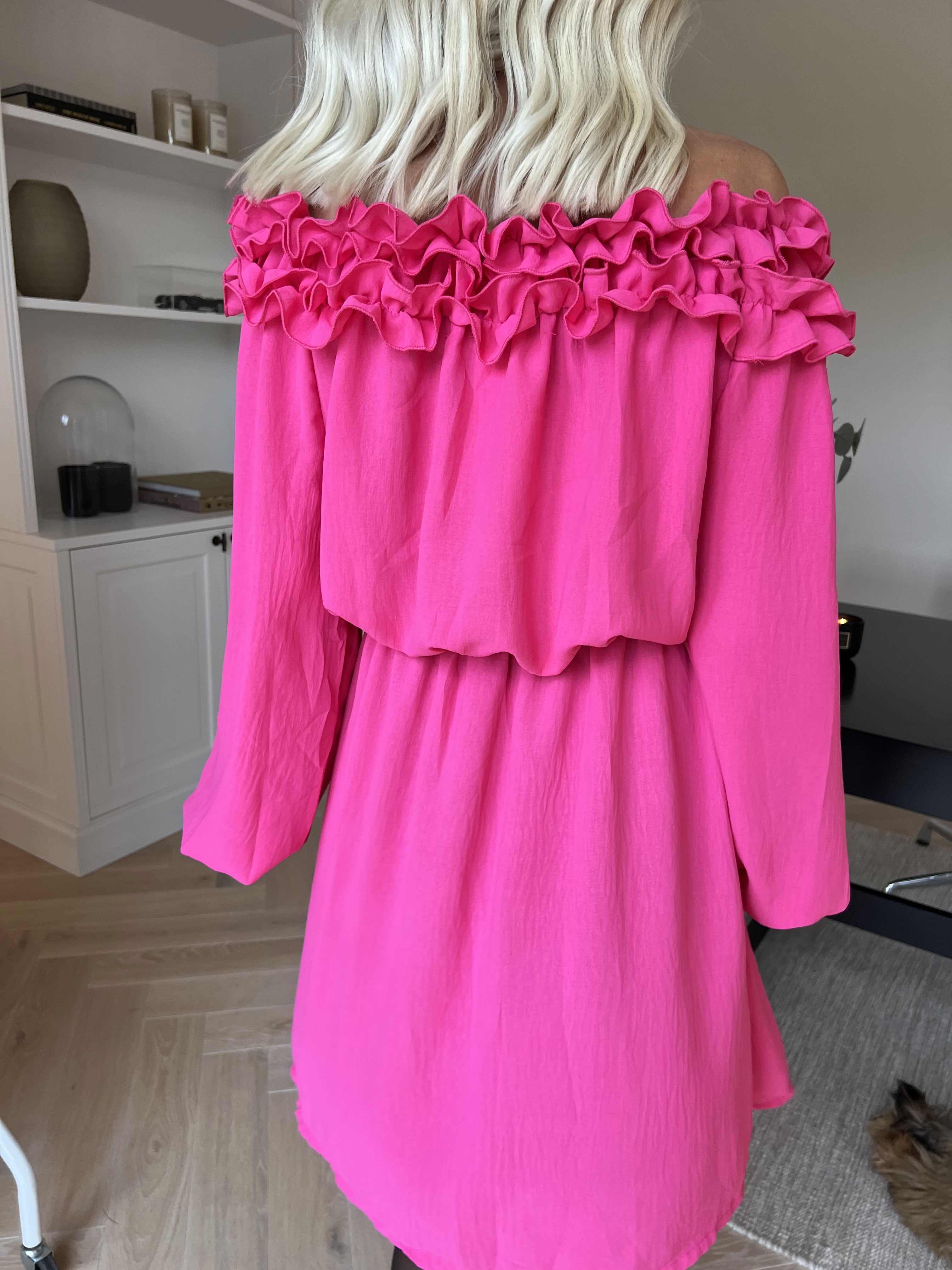 Chili Fitted Dress - Söt klänning med volangkant och resår i midjan