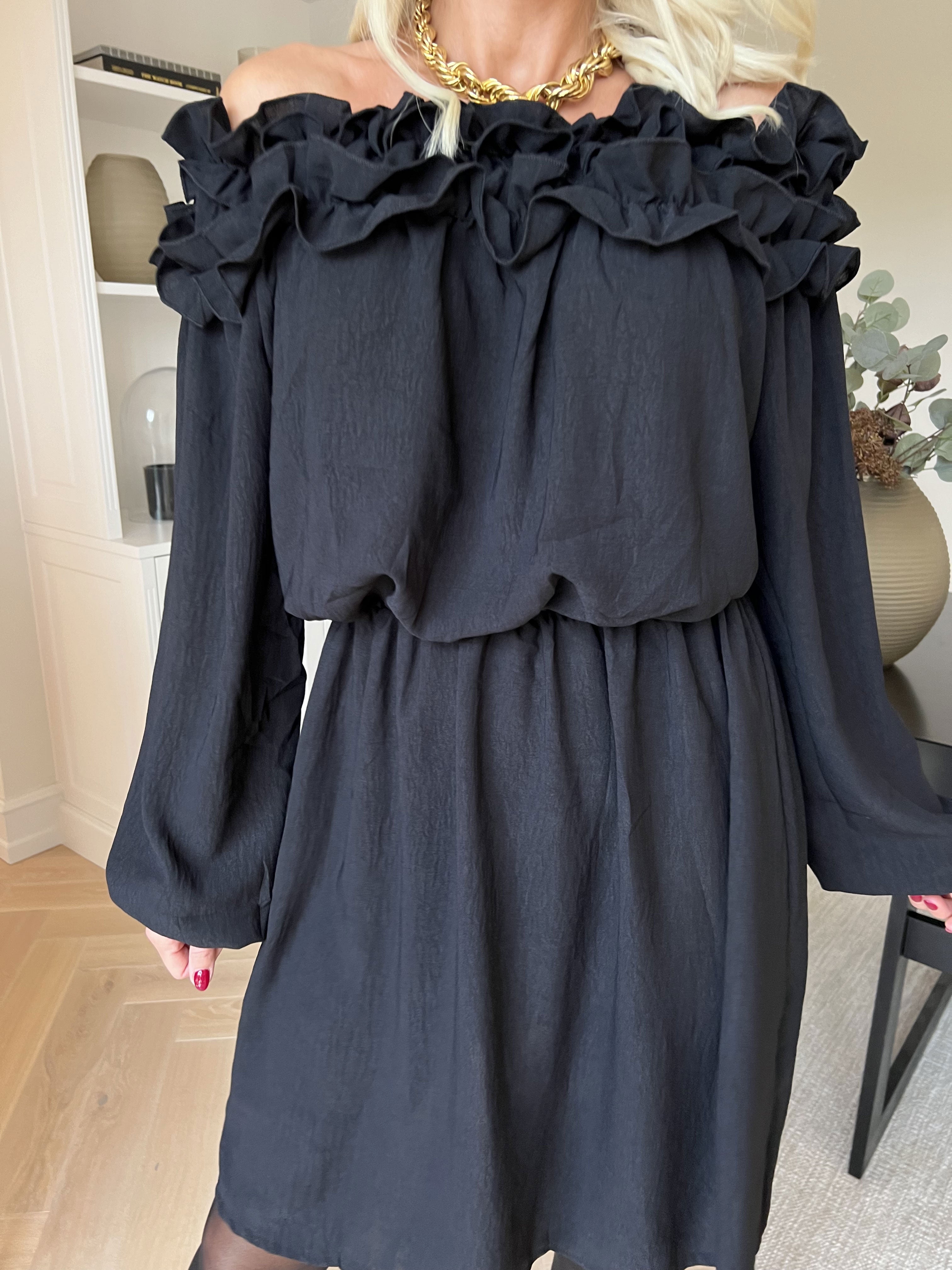 Chili Fitted Dress - Söt klänning med volangkant och resår i midjan