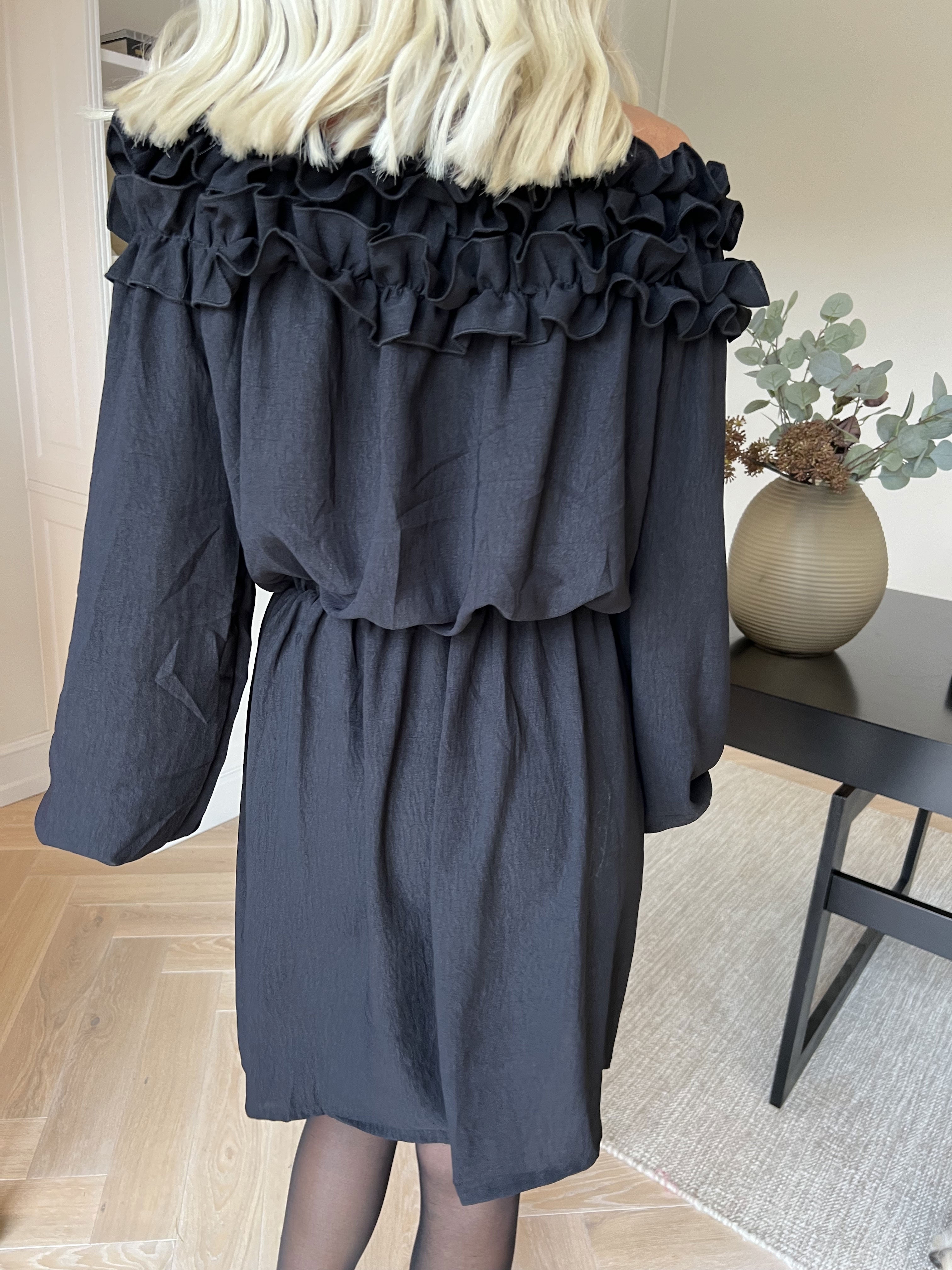 Chili Fitted Dress - Söt klänning med volangkant och resår i midjan