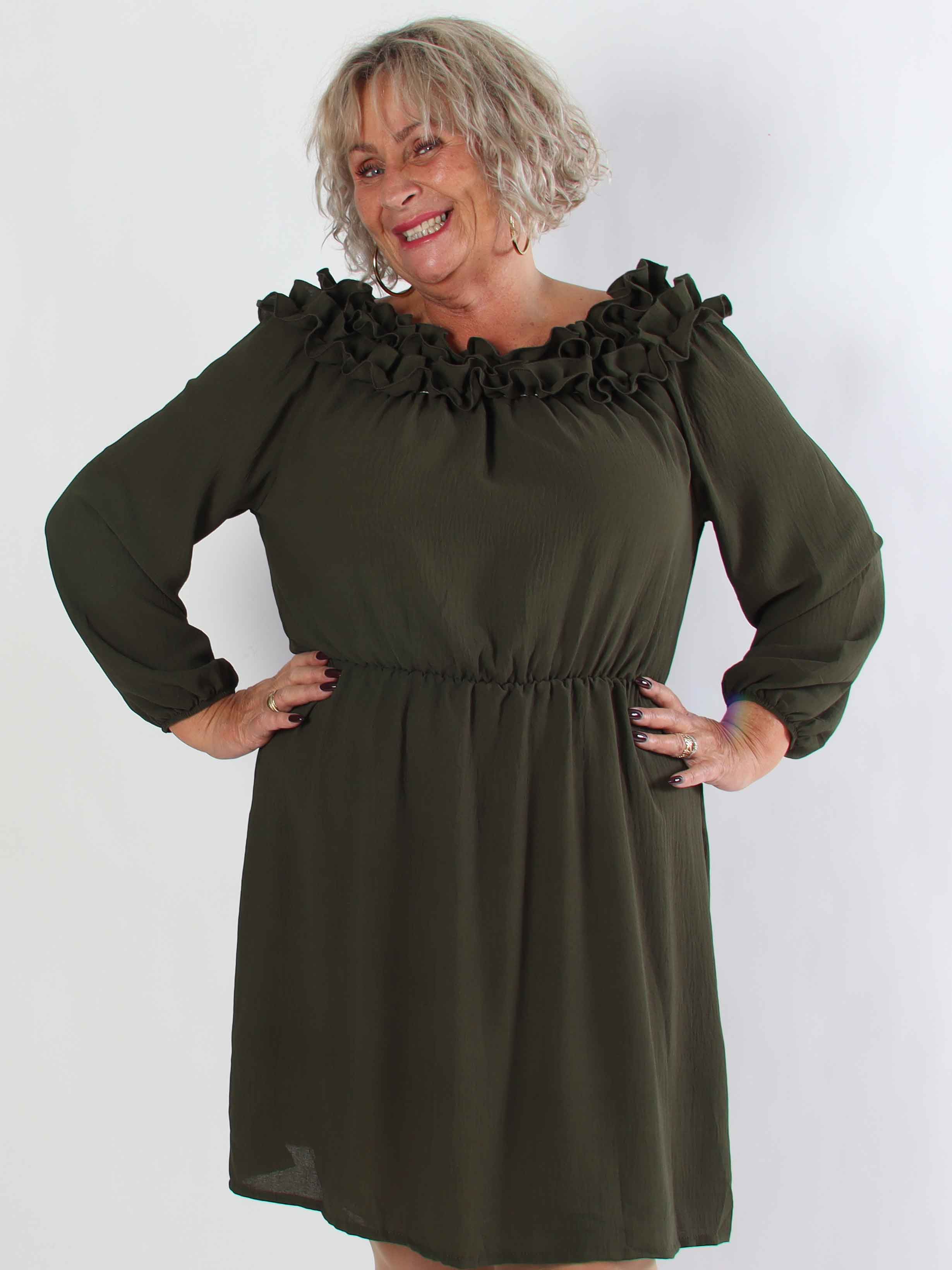 Chili Fitted Dress - Plus size klänning med volangkant och resår i midjan